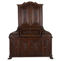 Armoire en chêne sculpté belge du 18e siècle
