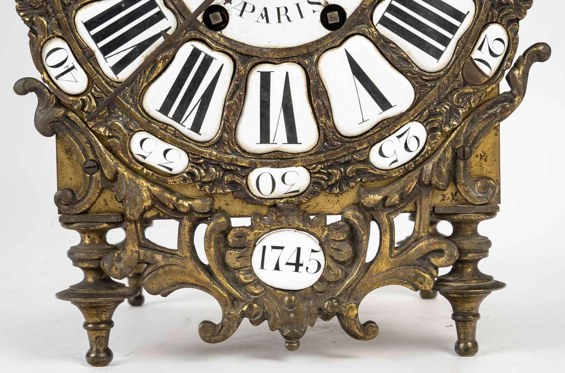 Horloge à cloche du 18e siècle, mécanisme signé par Huy Angers. Bon état à Saint-Ouen, FR