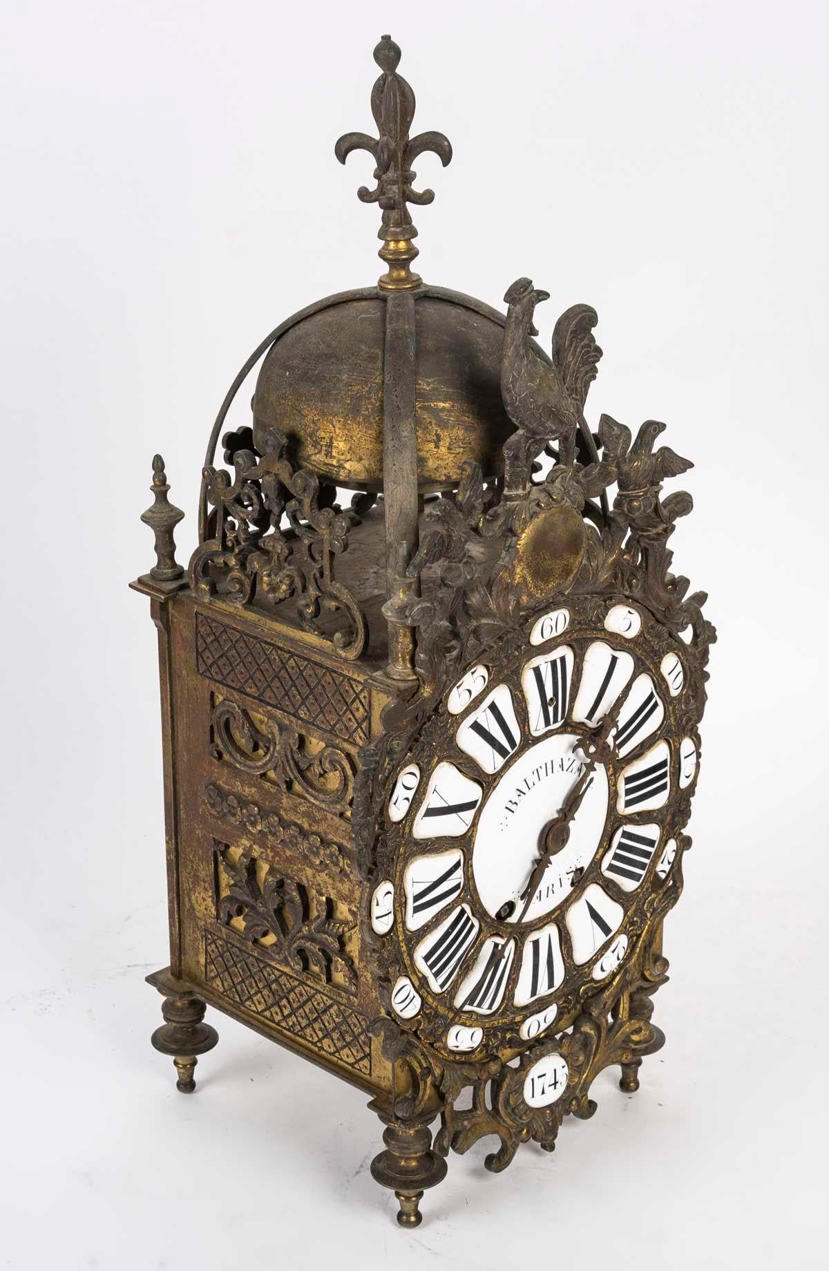 XVIIIe siècle et antérieur Horloge à cloche du 18e siècle, mécanisme signé par Huy Angers.