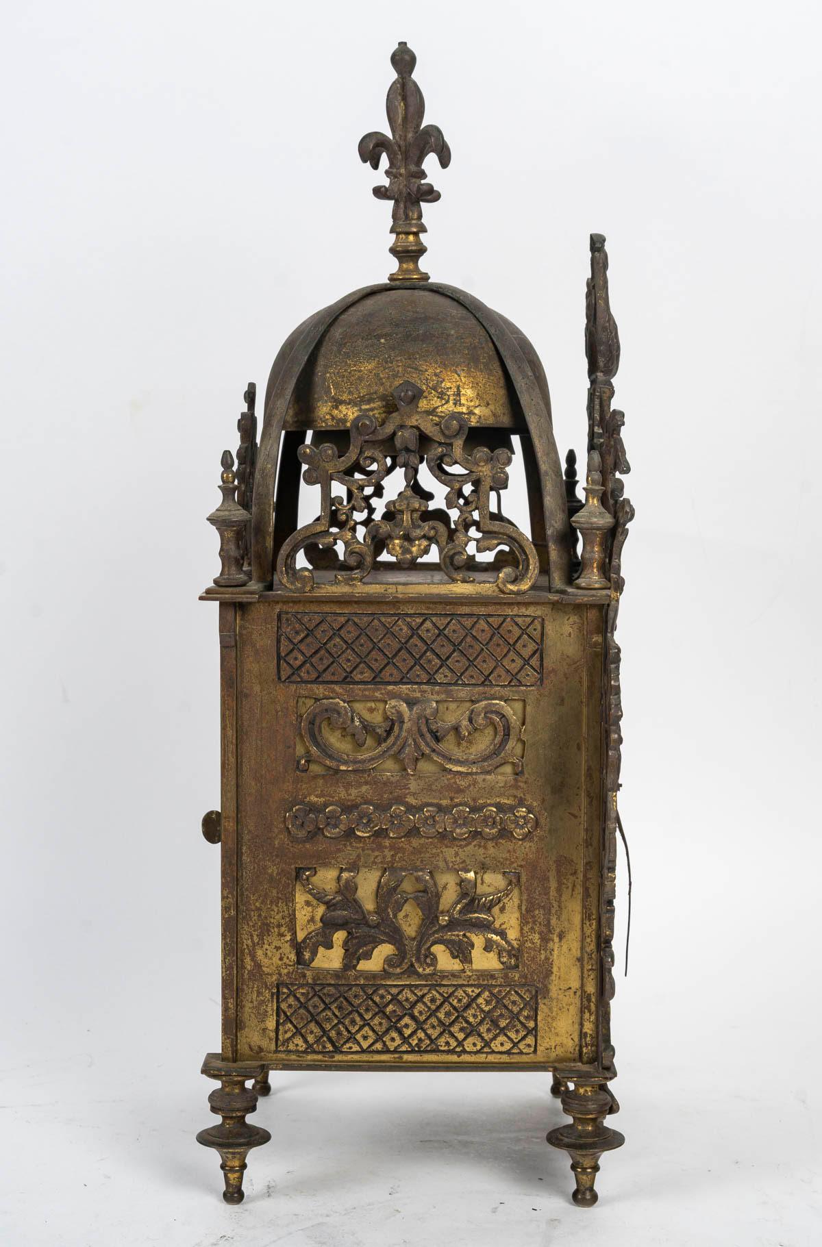 Laiton Horloge à cloche du 18e siècle, mécanisme signé par Huy Angers.