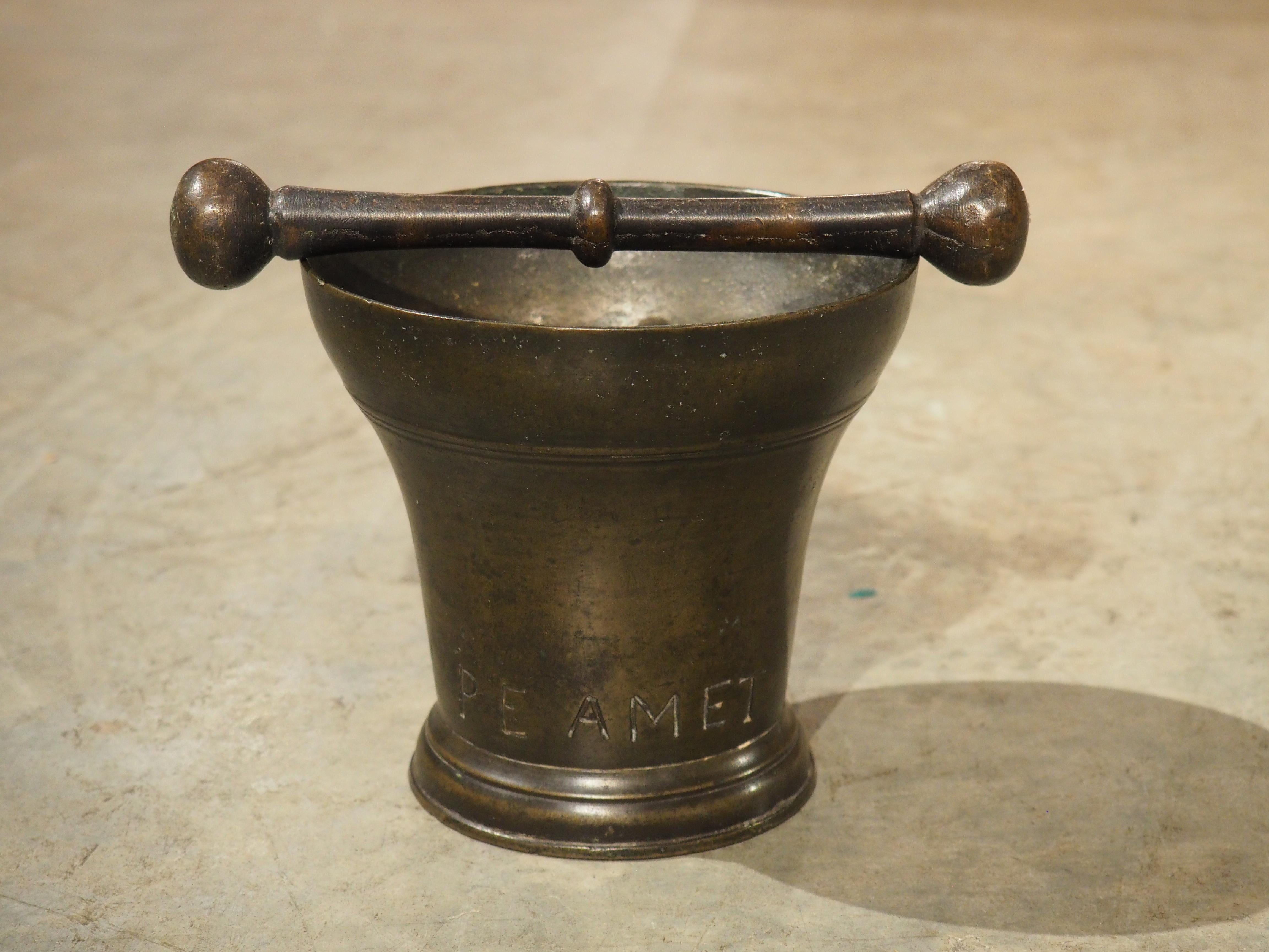 Mortaio francese in bronzo a campana del XVIII secolo con pestello, con iscrizione PE AMET in vendita 4
