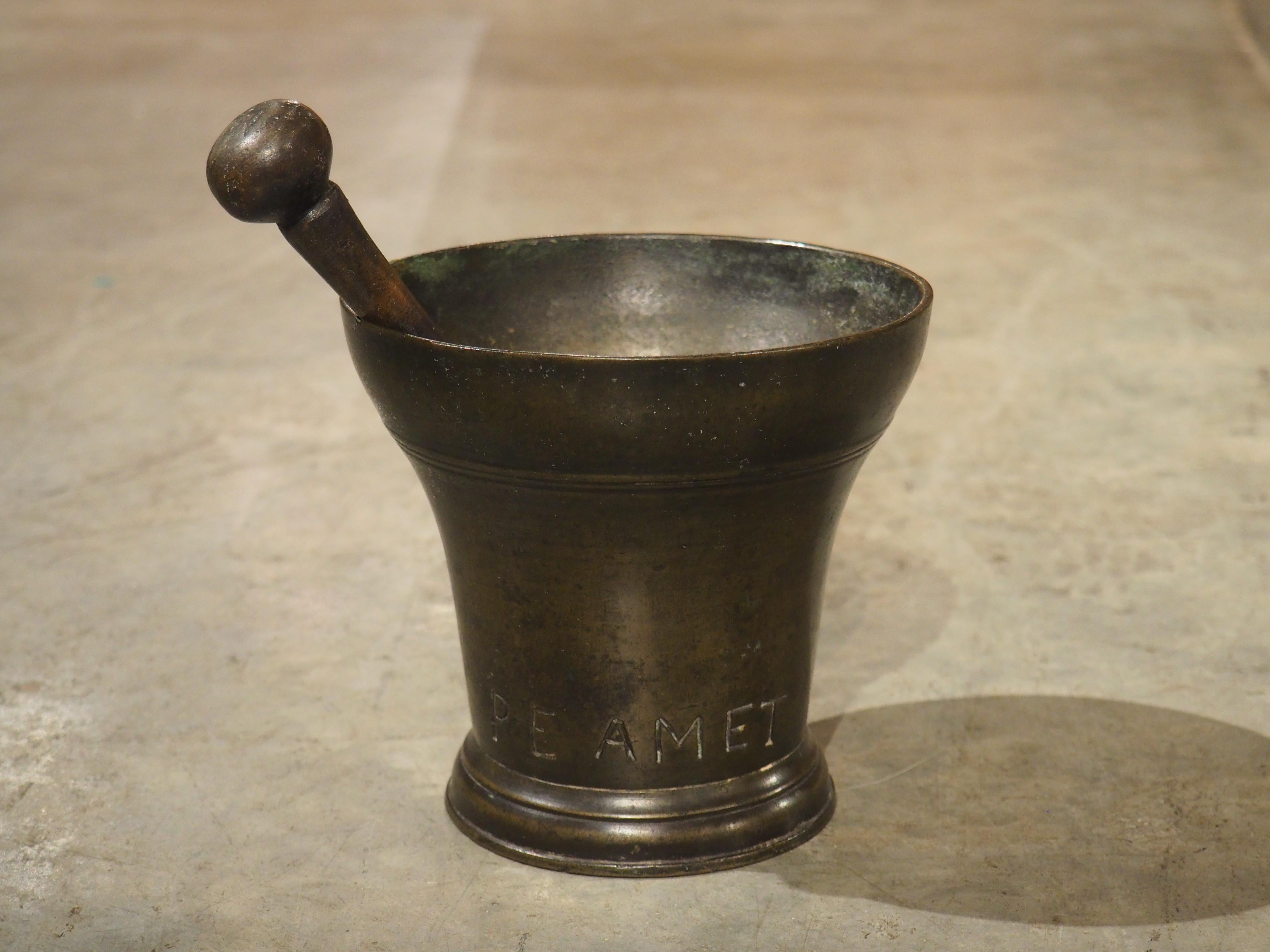 Mortaio francese in bronzo a campana del XVIII secolo con pestello, con iscrizione PE AMET in vendita 5