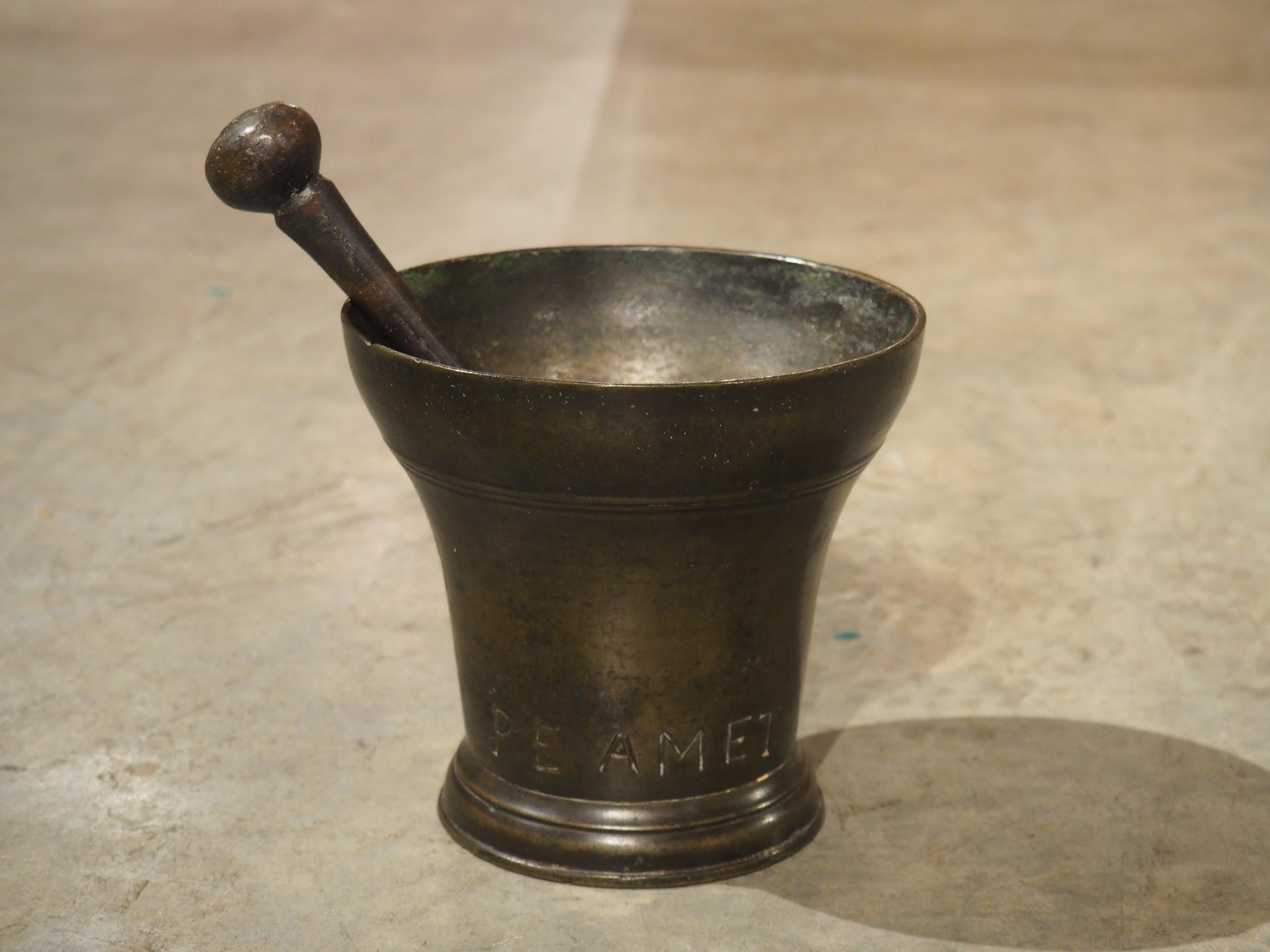 Francese Mortaio francese in bronzo a campana del XVIII secolo con pestello, con iscrizione PE AMET in vendita