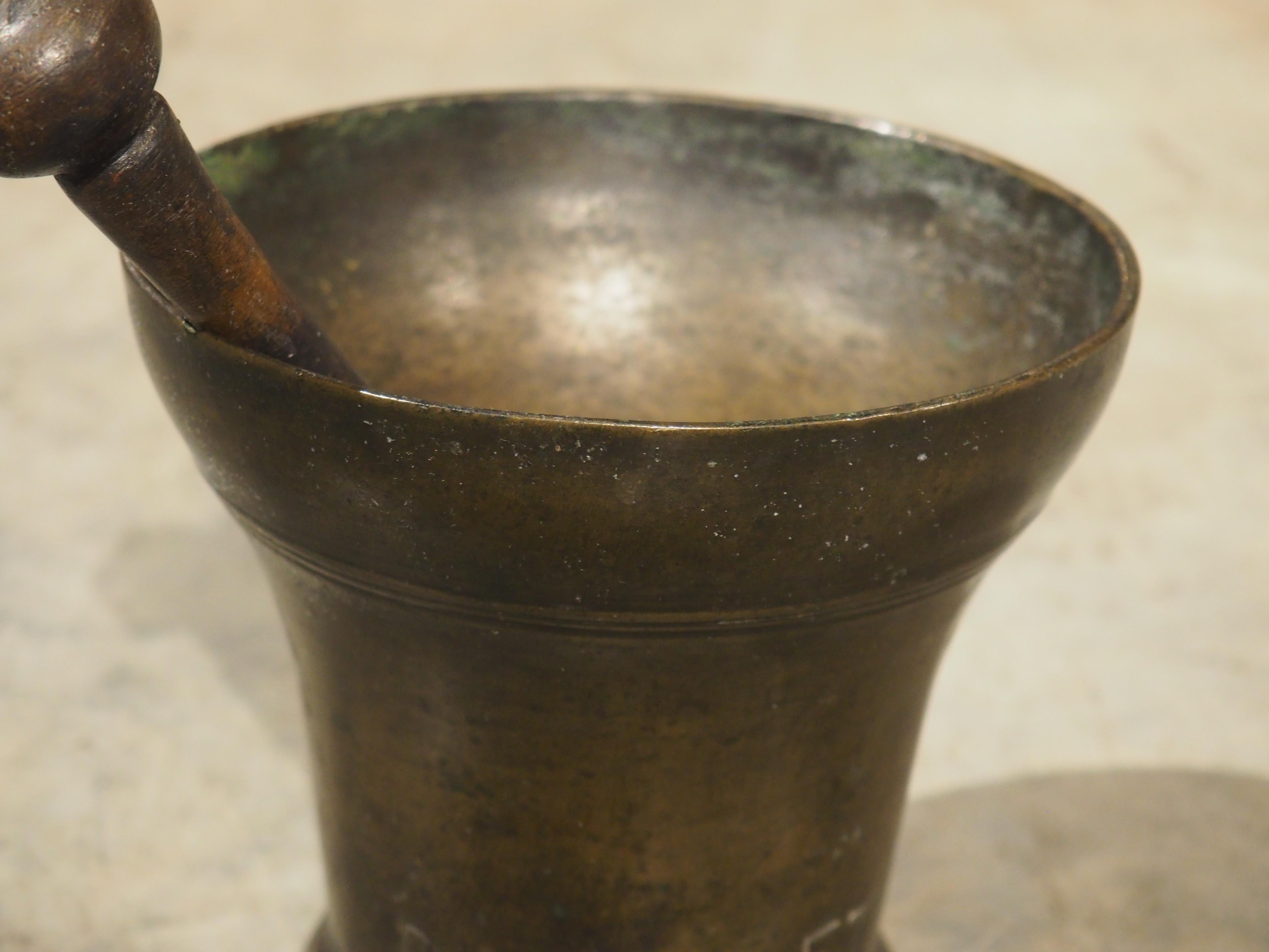 Mortaio francese in bronzo a campana del XVIII secolo con pestello, con iscrizione PE AMET In condizioni buone in vendita a Dallas, TX