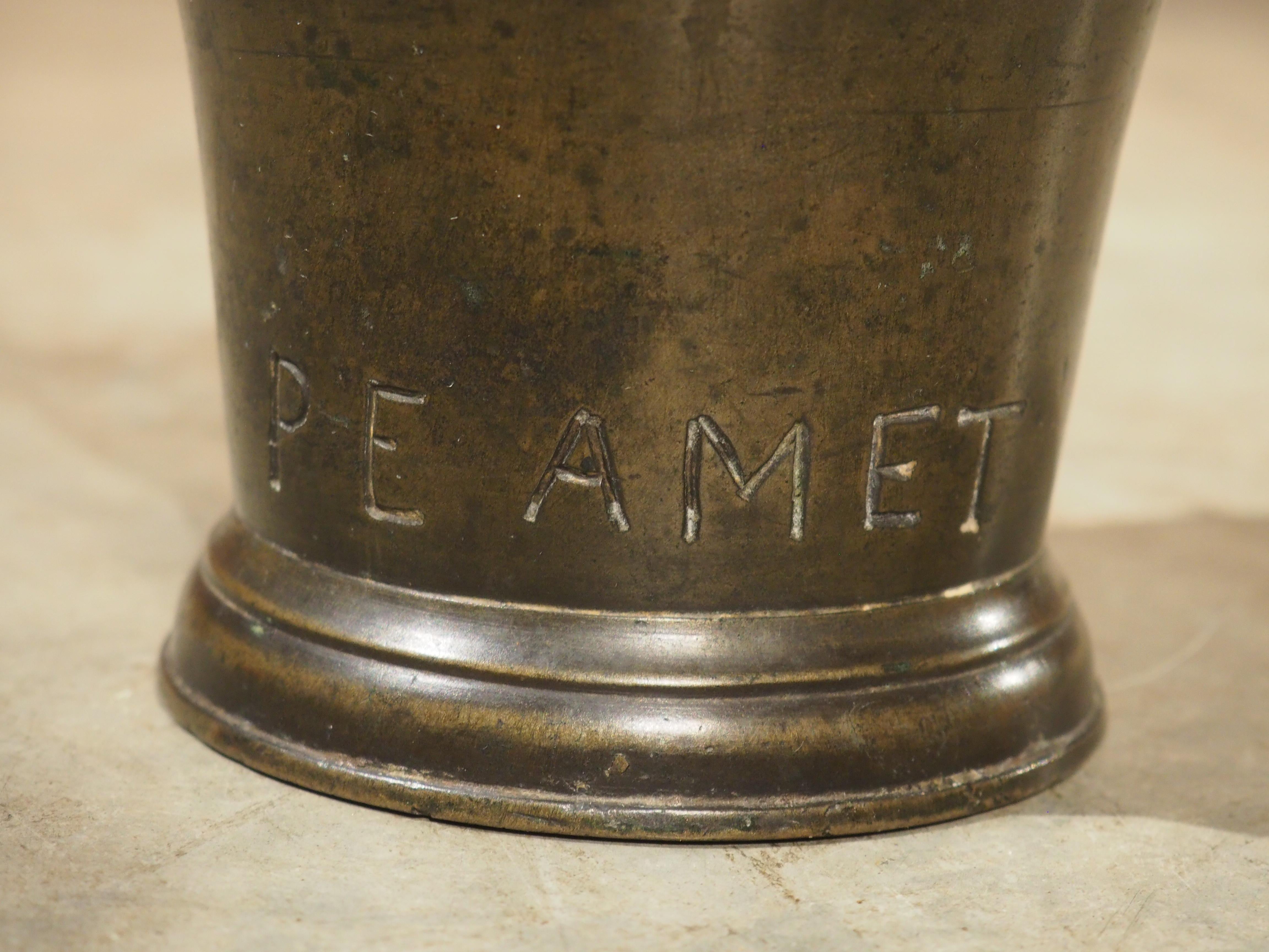 Fino al XVIII secolo Mortaio francese in bronzo a campana del XVIII secolo con pestello, con iscrizione PE AMET in vendita