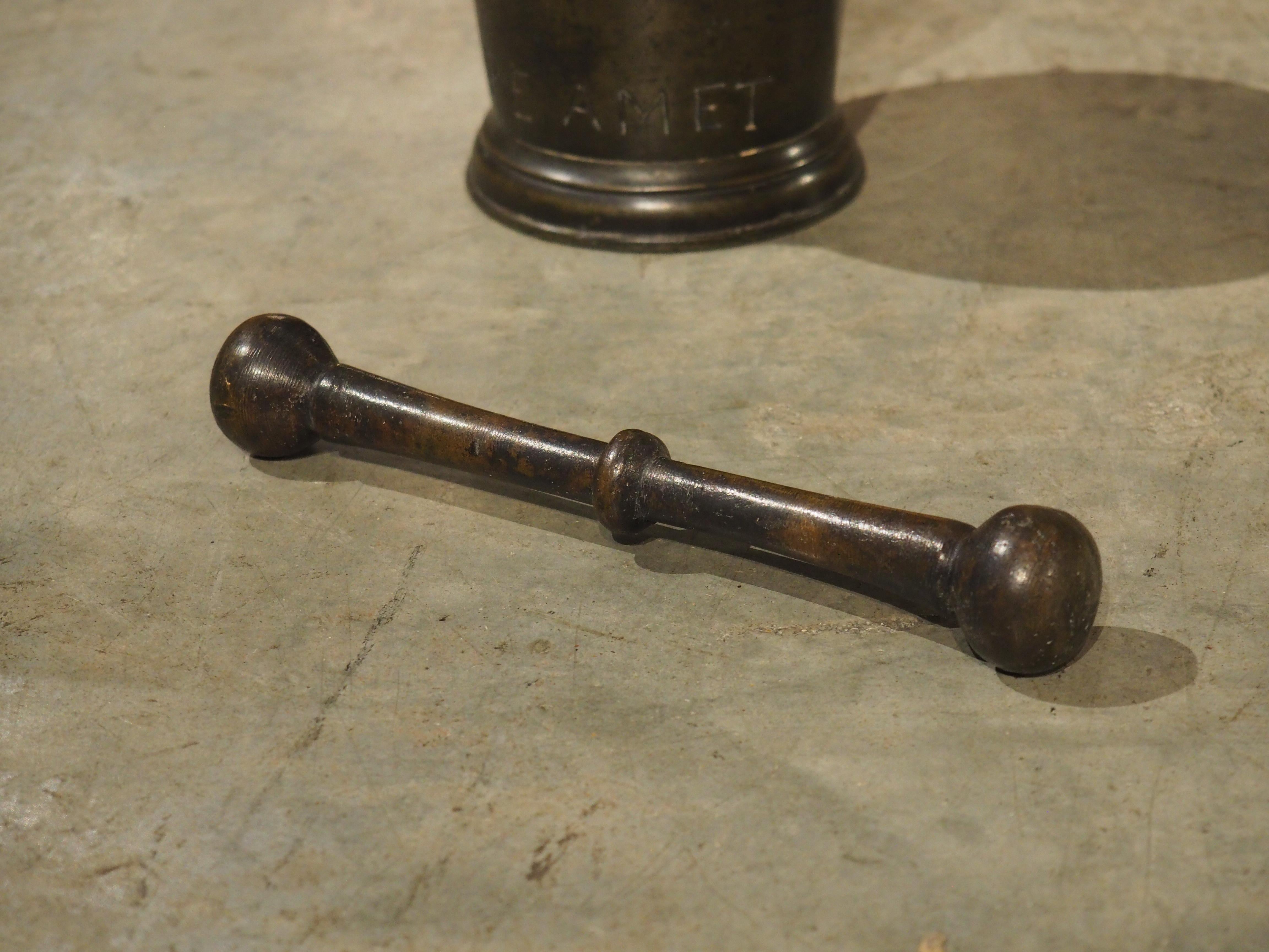 Metallo Mortaio francese in bronzo a campana del XVIII secolo con pestello, con iscrizione PE AMET in vendita
