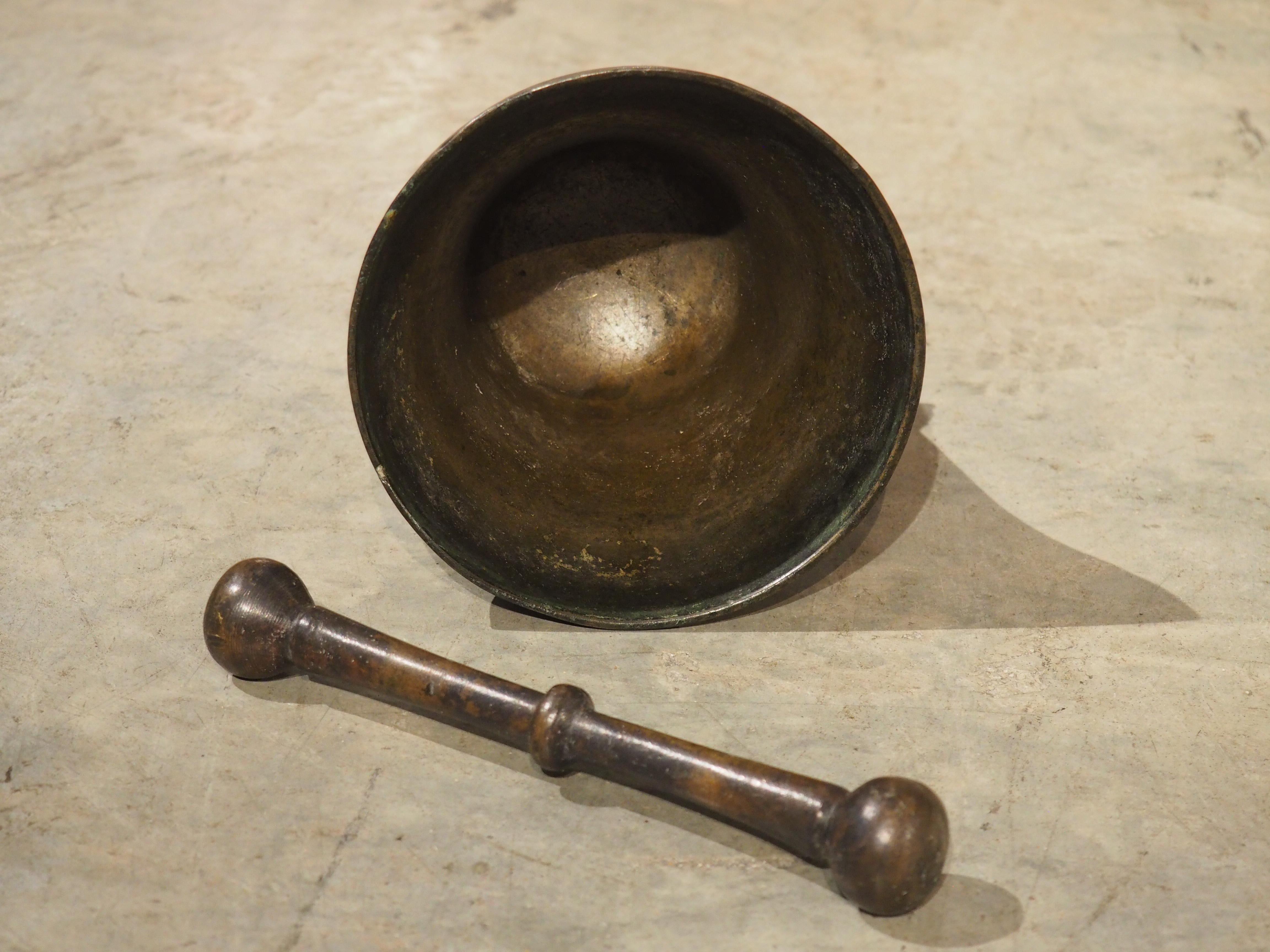 Mortaio francese in bronzo a campana del XVIII secolo con pestello, con iscrizione PE AMET in vendita 1