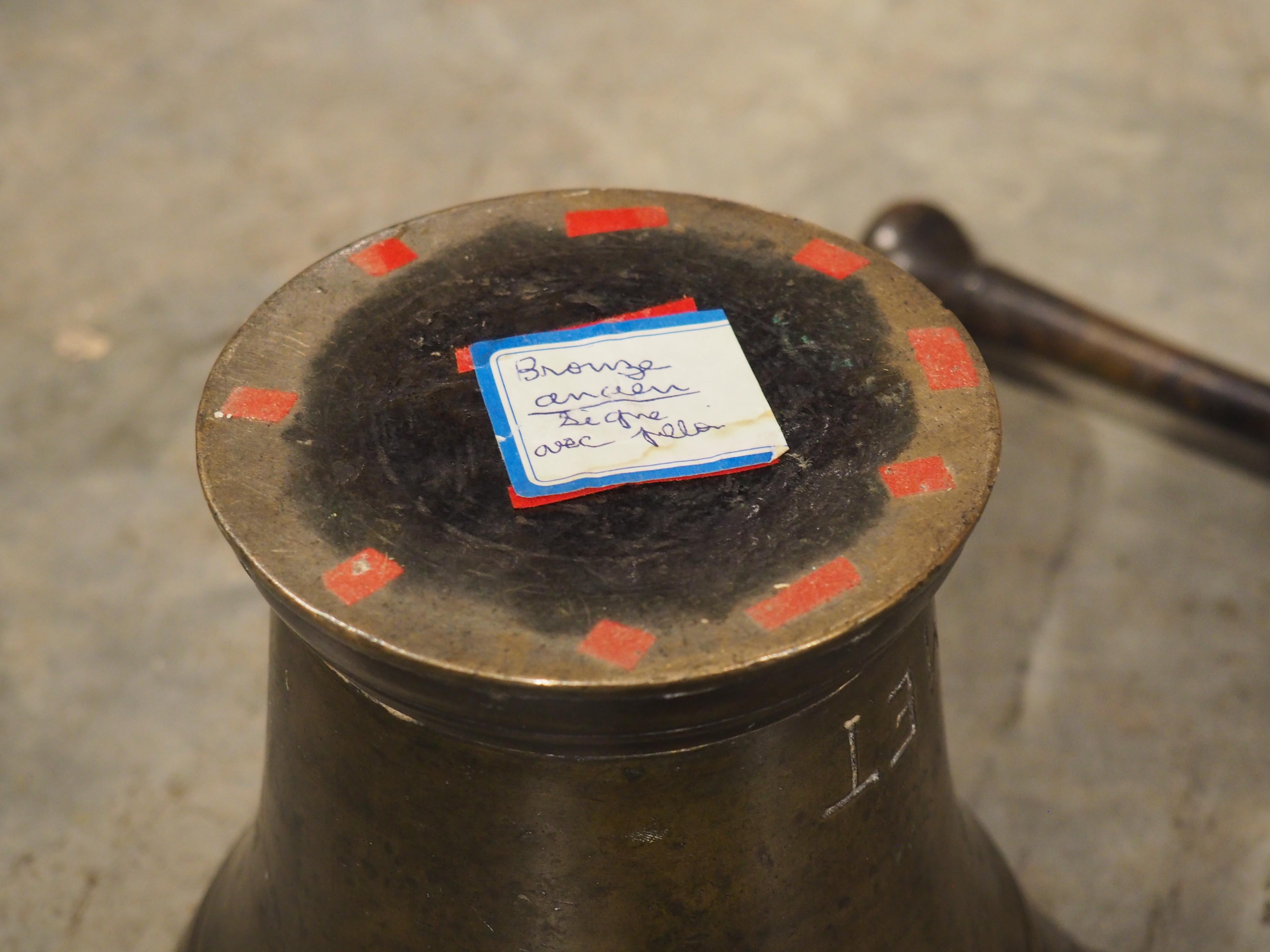 Mortaio francese in bronzo a campana del XVIII secolo con pestello, con iscrizione PE AMET in vendita 2