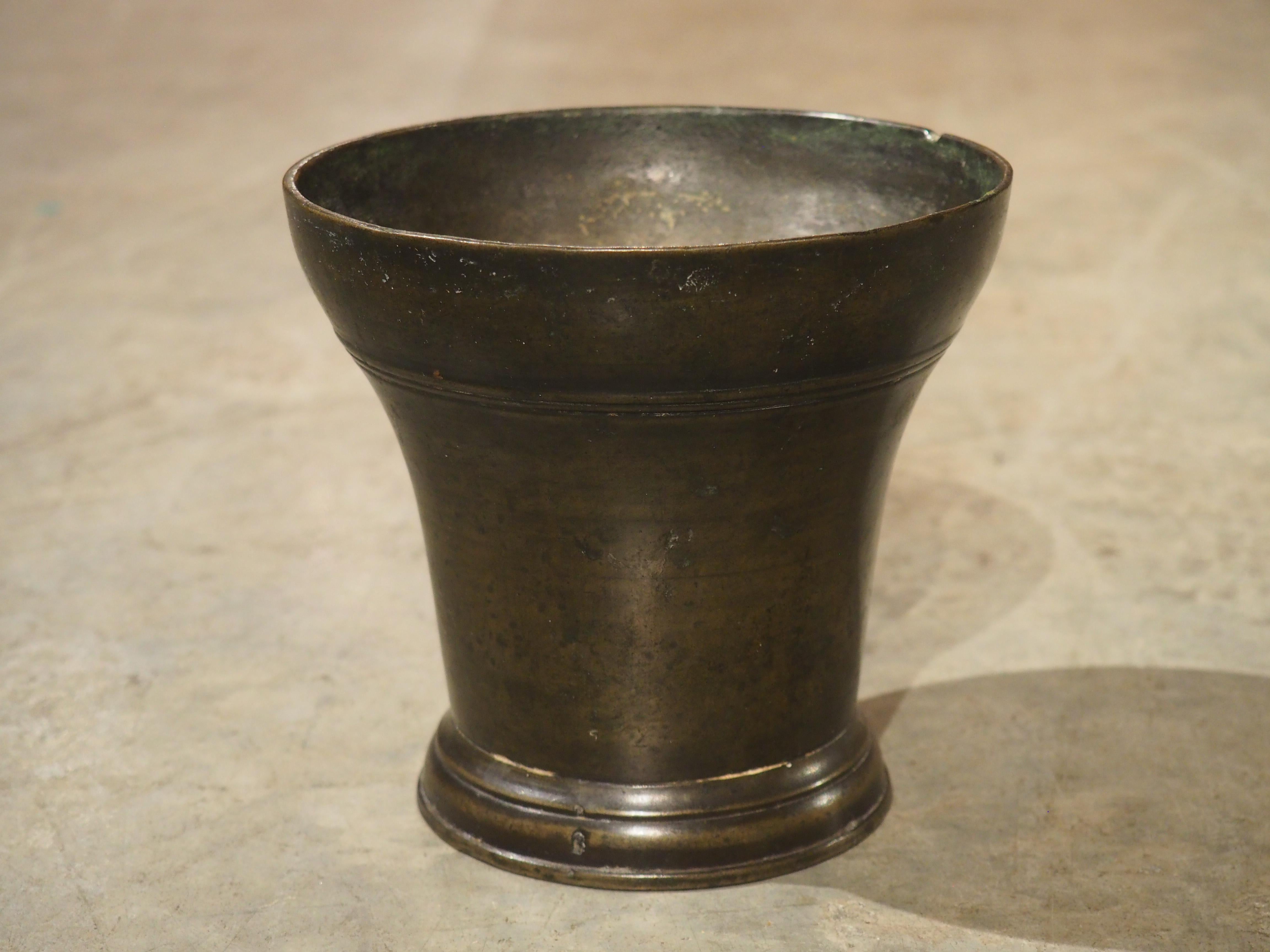 Mortaio francese in bronzo a campana del XVIII secolo con pestello, con iscrizione PE AMET in vendita 3
