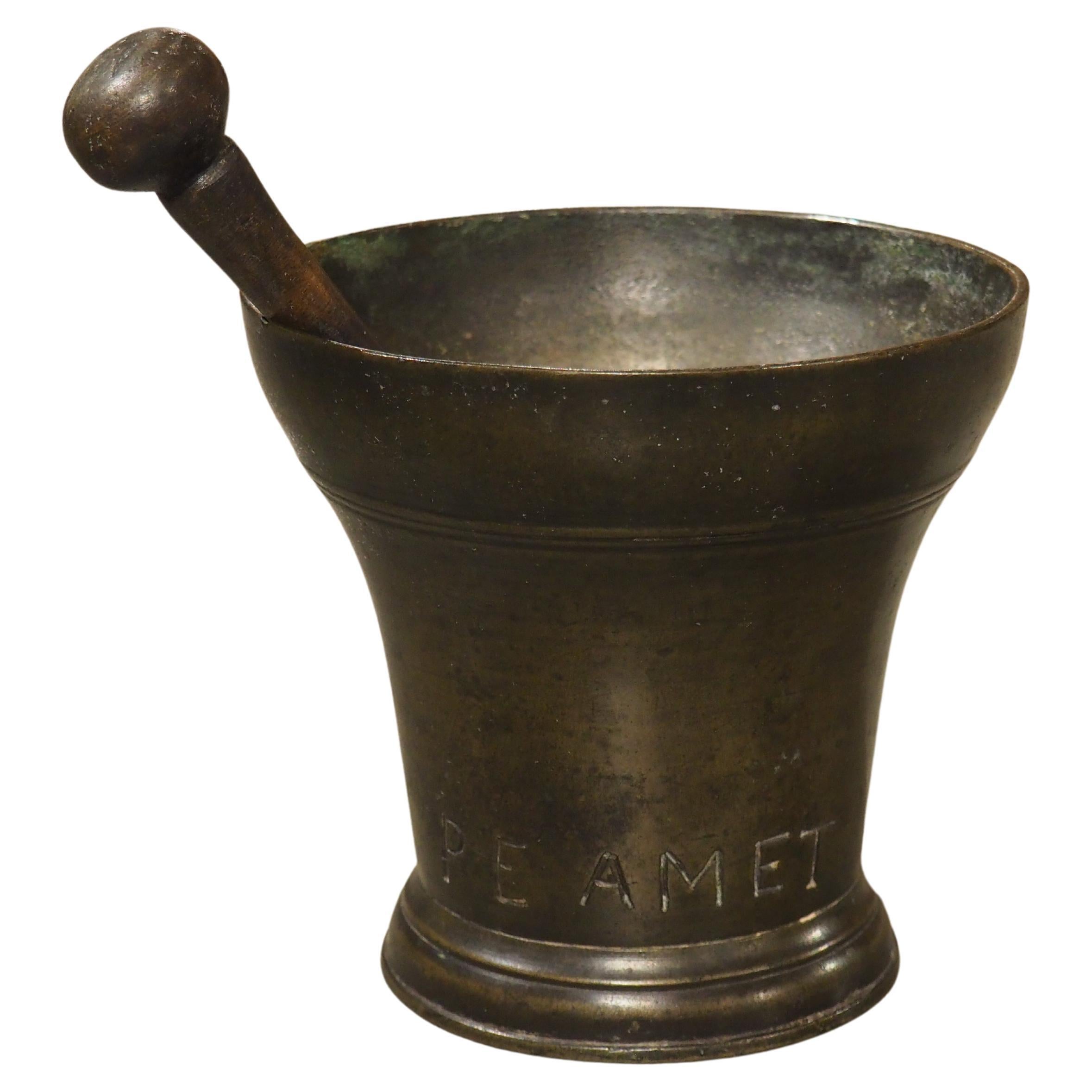 Mortaio francese in bronzo a campana del XVIII secolo con pestello, con iscrizione PE AMET in vendita