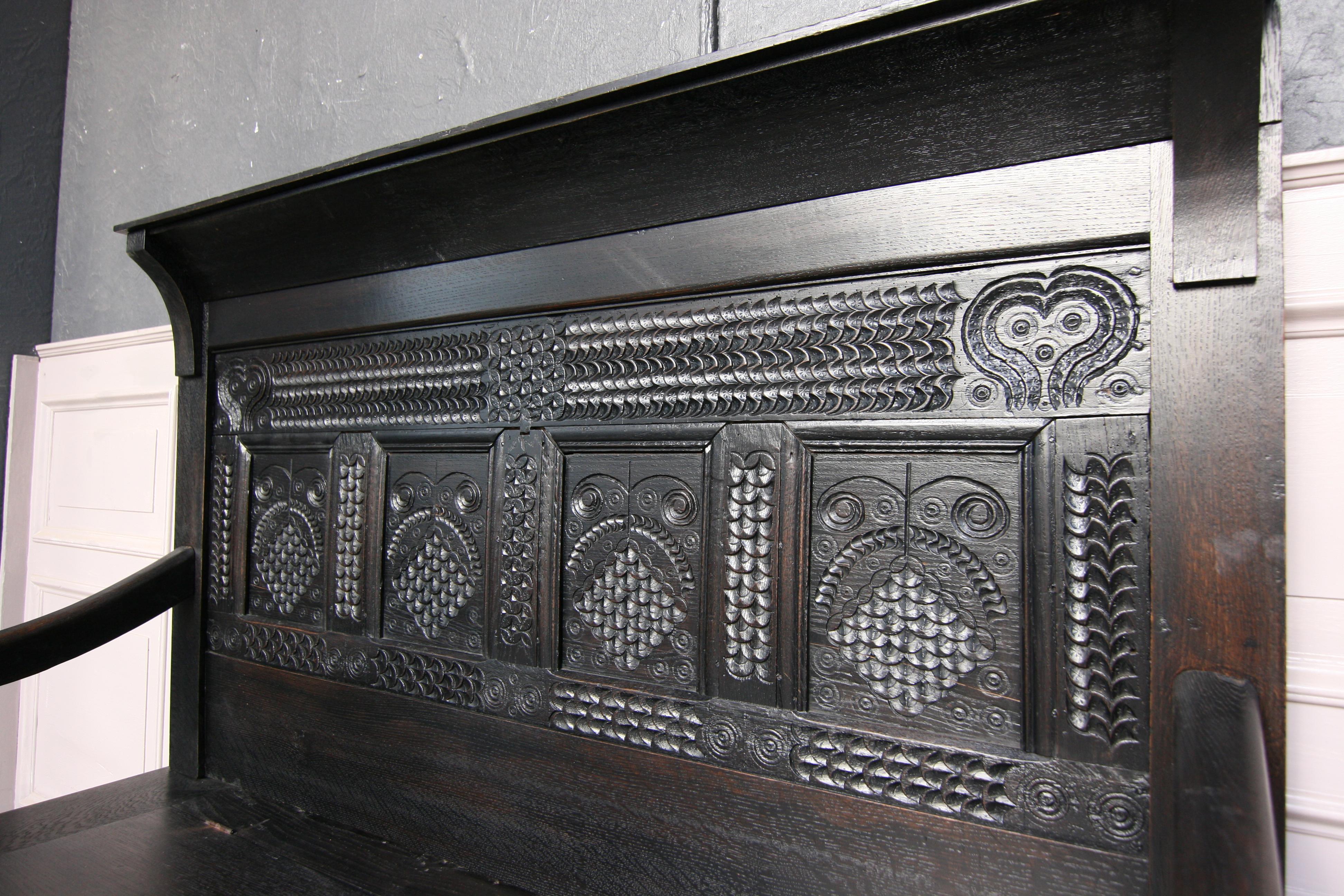 18th Century Bench Made of Hand Carved Oak In Good Condition In Dusseldorf, DE