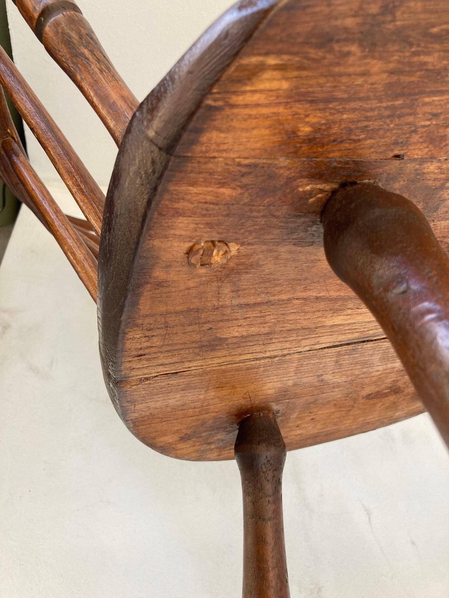 Chaise à bascule Windsor en bois courbé du 18e siècle avec dossier en éventail en vente 5