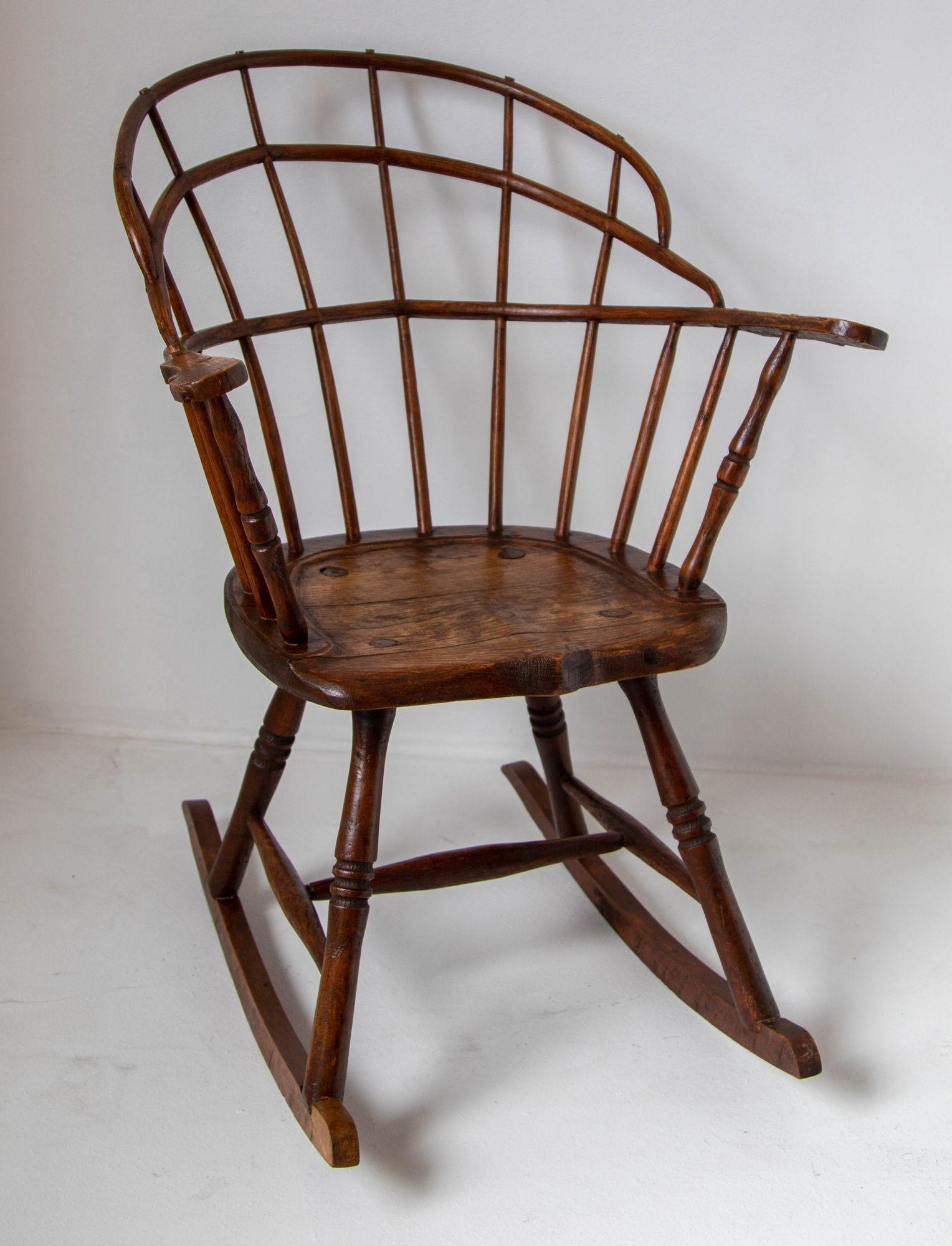 Chaise à bascule Windsor en bois courbé du 18e siècle avec dossier en éventail en vente 6