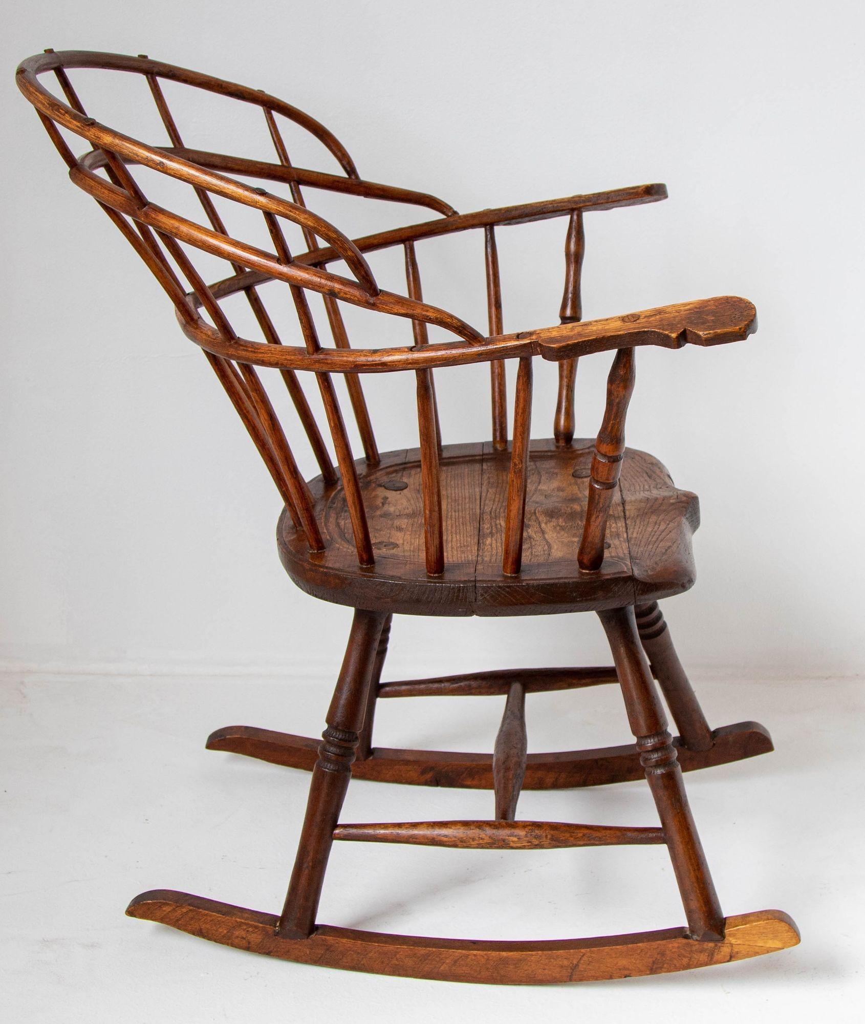 Chaise à bascule Windsor en bois courbé du 18e siècle avec dossier en éventail en vente 7