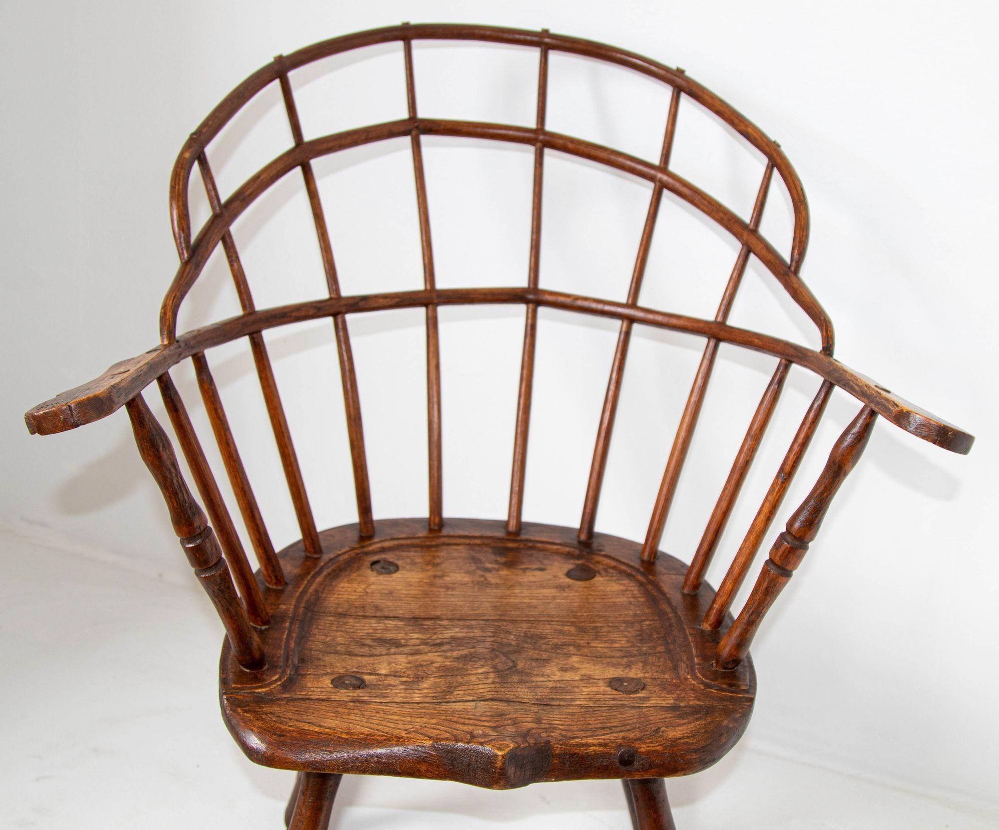 Arts and Crafts Chaise à bascule Windsor en bois courbé du 18e siècle avec dossier en éventail en vente