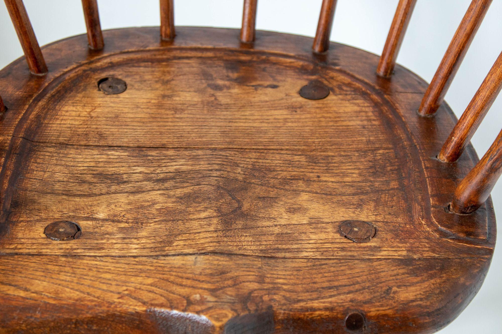 Fait main Chaise à bascule Windsor en bois courbé du 18e siècle avec dossier en éventail en vente