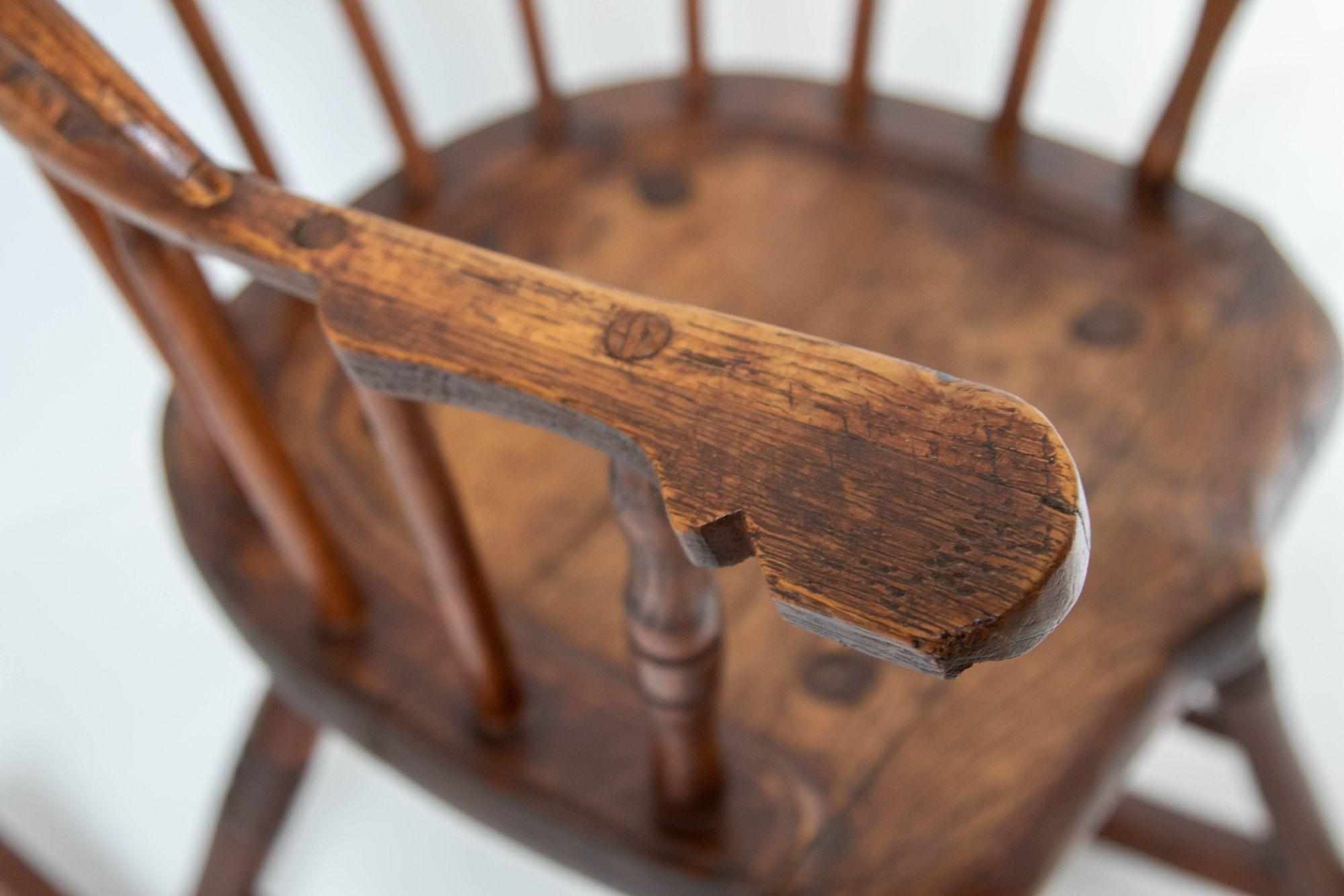 Chaise à bascule Windsor en bois courbé du 18e siècle avec dossier en éventail Bon état - En vente à North Hollywood, CA
