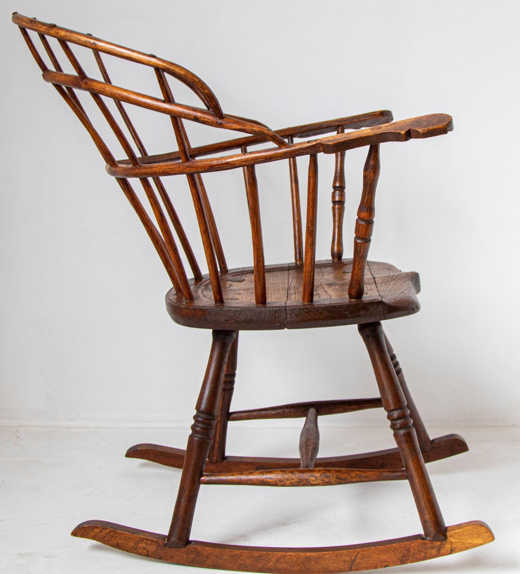 Chaise à bascule Windsor en bois courbé du 18e siècle avec dossier en éventail en vente 1