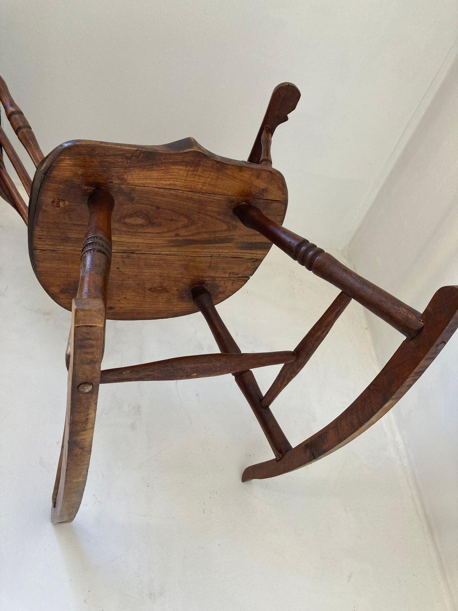 Chaise à bascule Windsor en bois courbé du 18e siècle avec dossier en éventail en vente 2