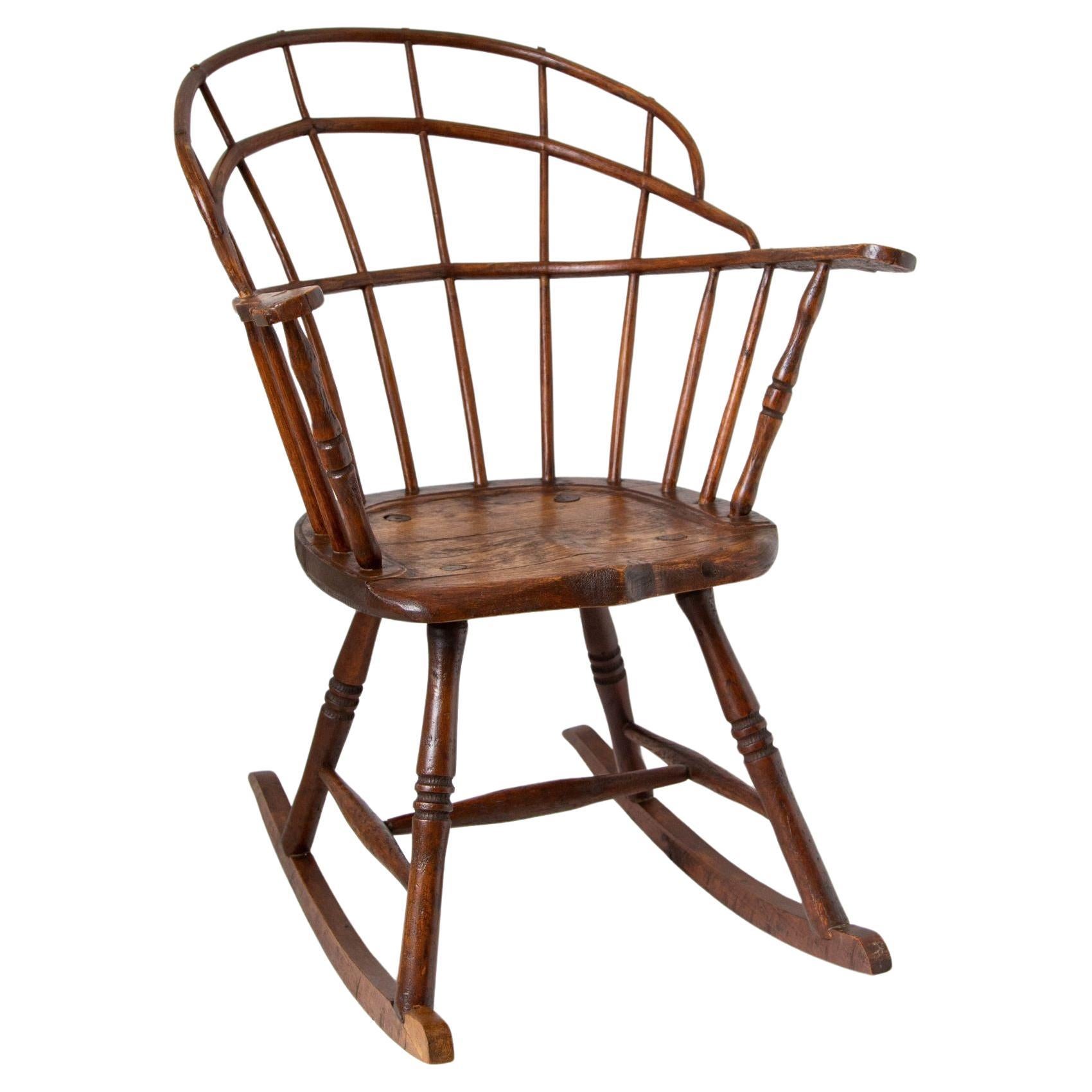 Chaise à bascule Windsor en bois courbé du 18e siècle avec dossier en éventail en vente