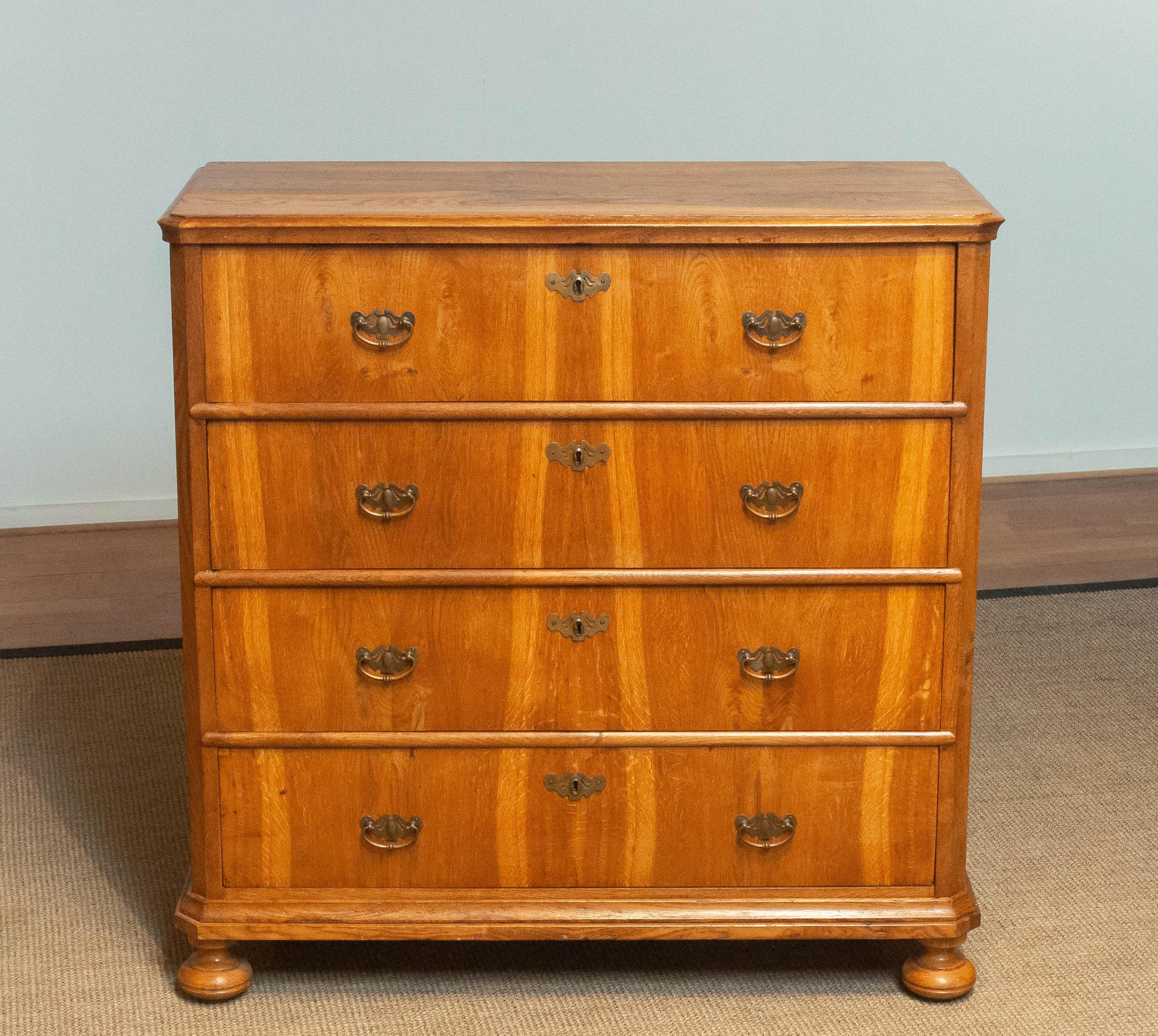 Beautiful Scandinavian craftsman commode / drawer cabinet with book matching front in oak veneer from the 18th. century. Biedermeier.
Selecting these pieces of oak for this commode and matched together makes this a absolute eye catcher for you