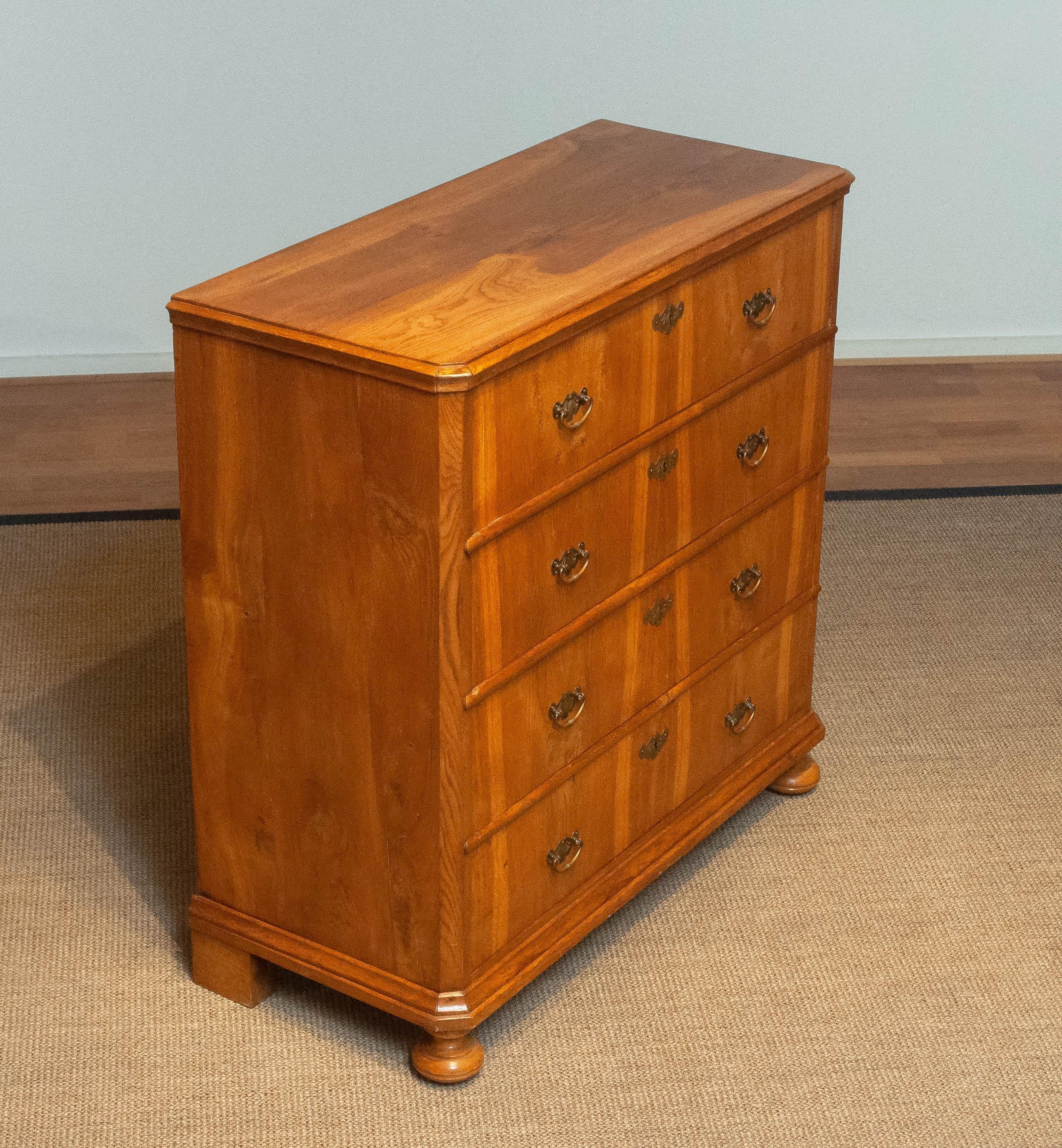18th Century Biedermeier Commode / Drawer Cabinet with Book Matching Oak Drawers In Good Condition For Sale In Silvolde, Gelderland