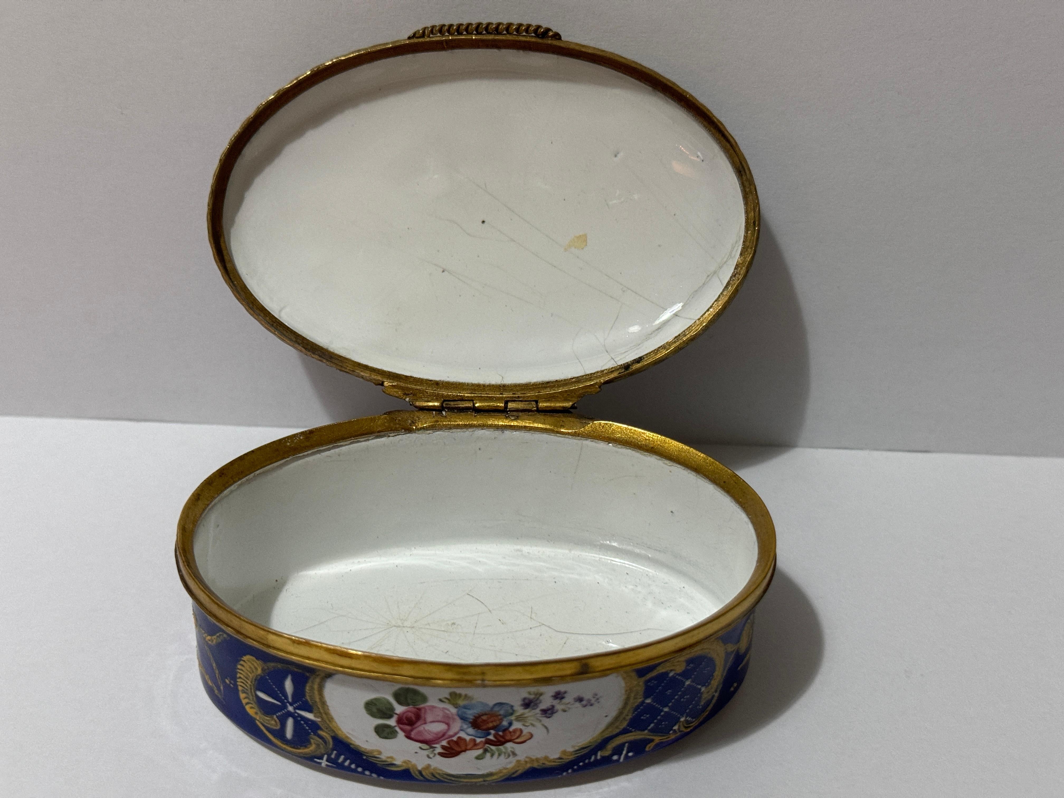 18th Century Bilston Enamel Oval Patch / Snuff Box Circa 1780 For Sale 1