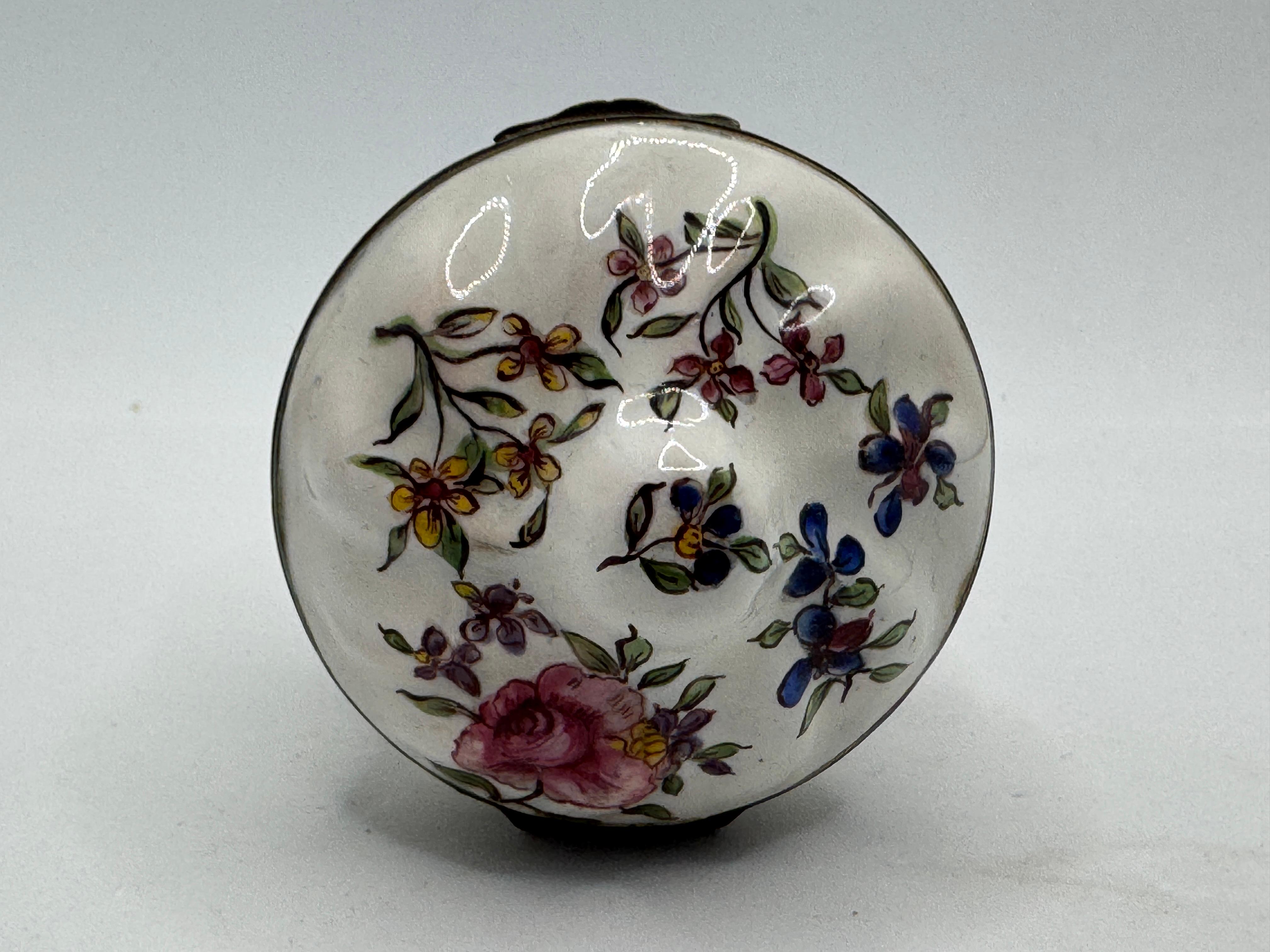 18th Century Bilston Enamel Patch Box / Bonbonniere Circa 1780 For Sale 2