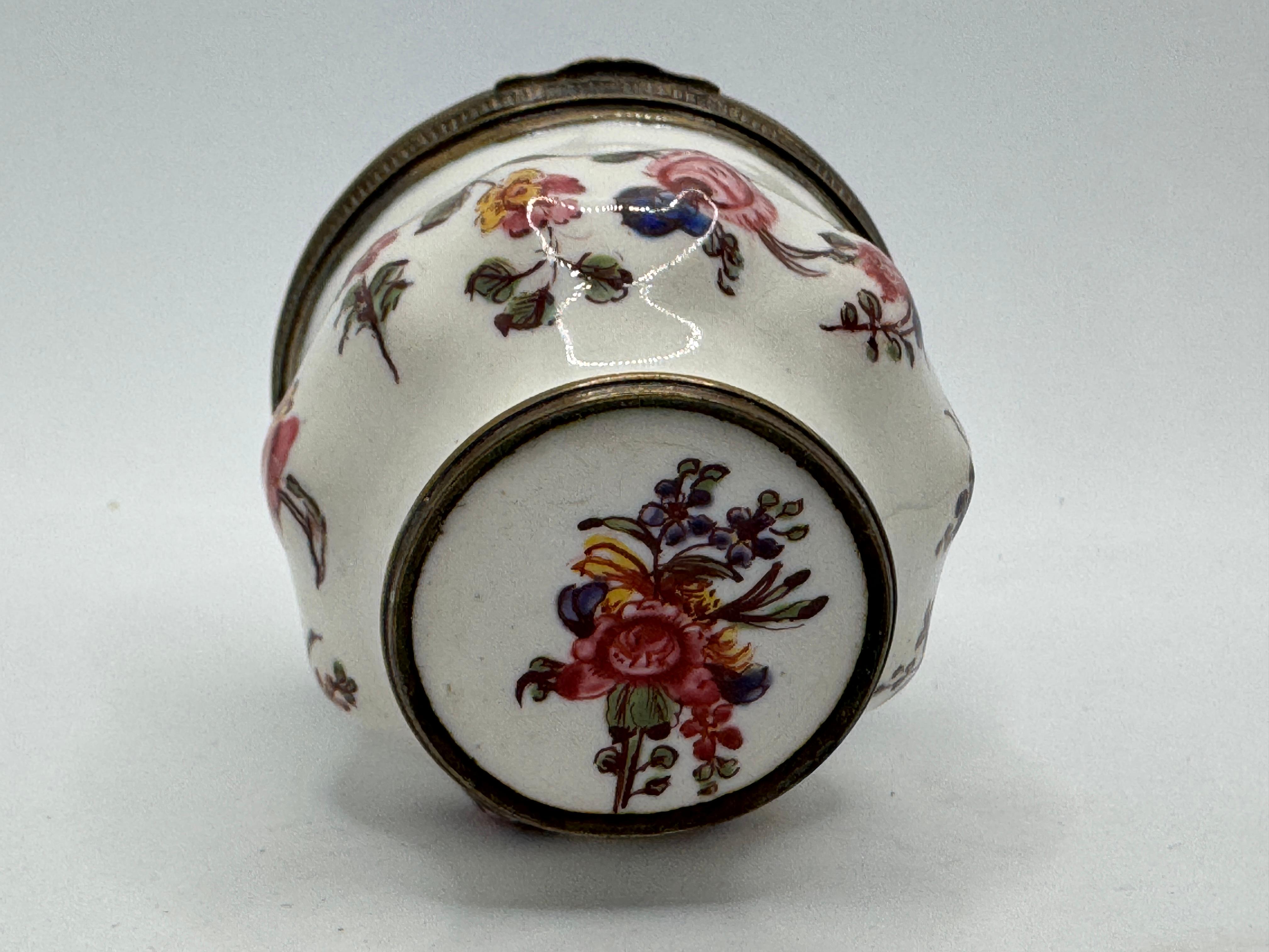 18th Century Bilston Enamel Patch Box / Bonbonniere Circa 1780 For Sale 3