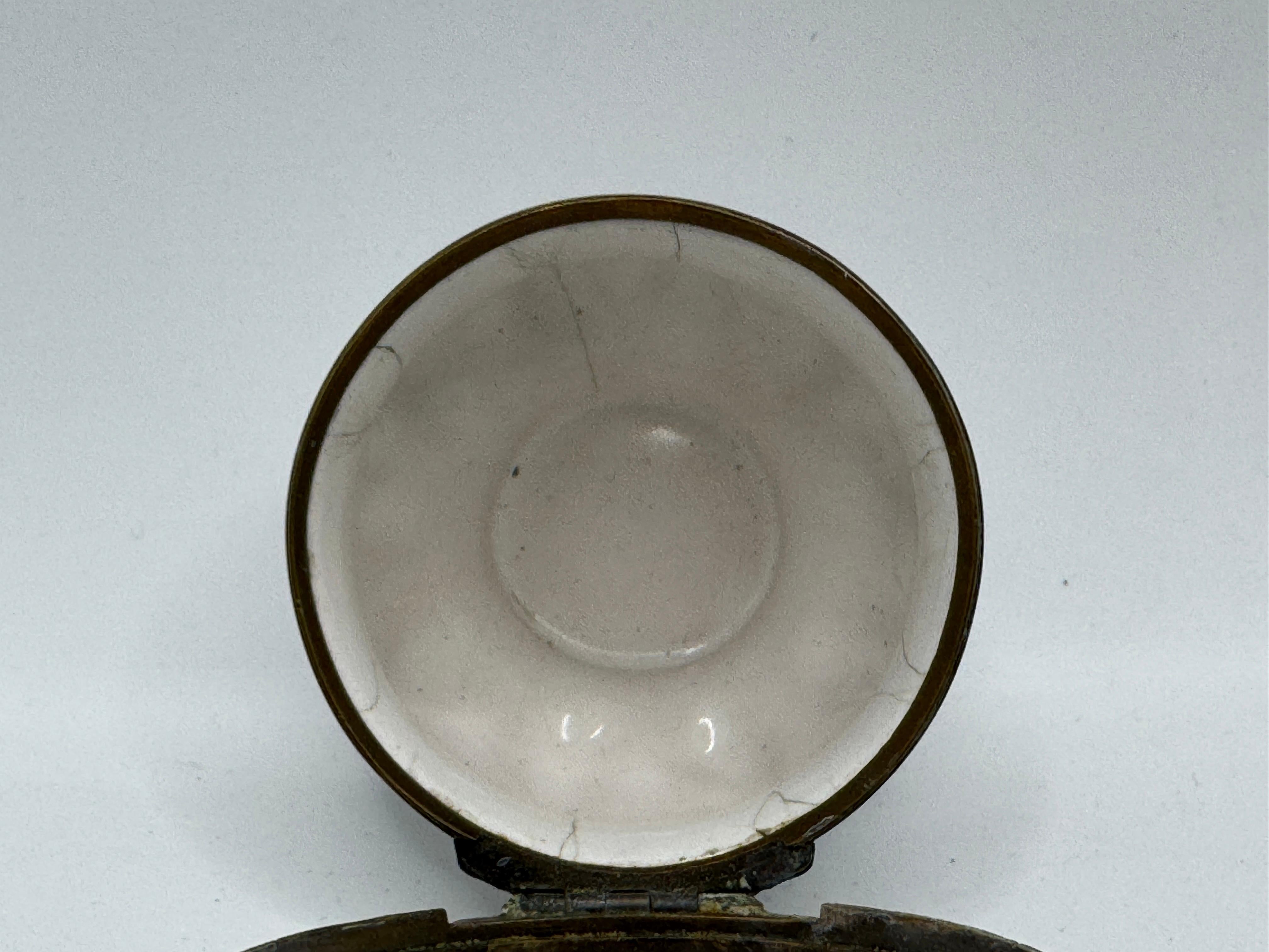 18th Century Bilston Enamel Patch Box / Bonbonniere Circa 1780 For Sale 5