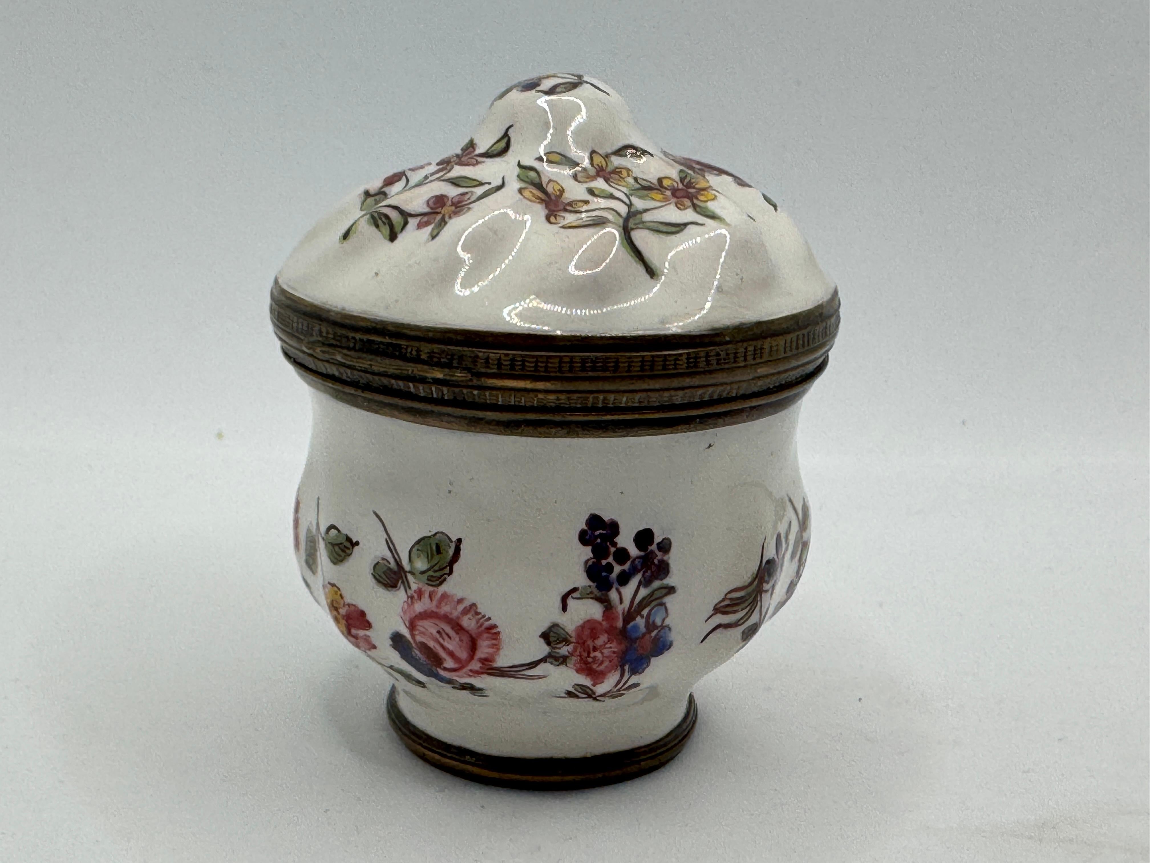 18th Century Bilston Enamel  Patch Box / Bonbonniere Circa 1780, white ground, hand-painted floral motifs around outside, base and lid, white interior.

60mm high x 55mm wide x 55mm depth     