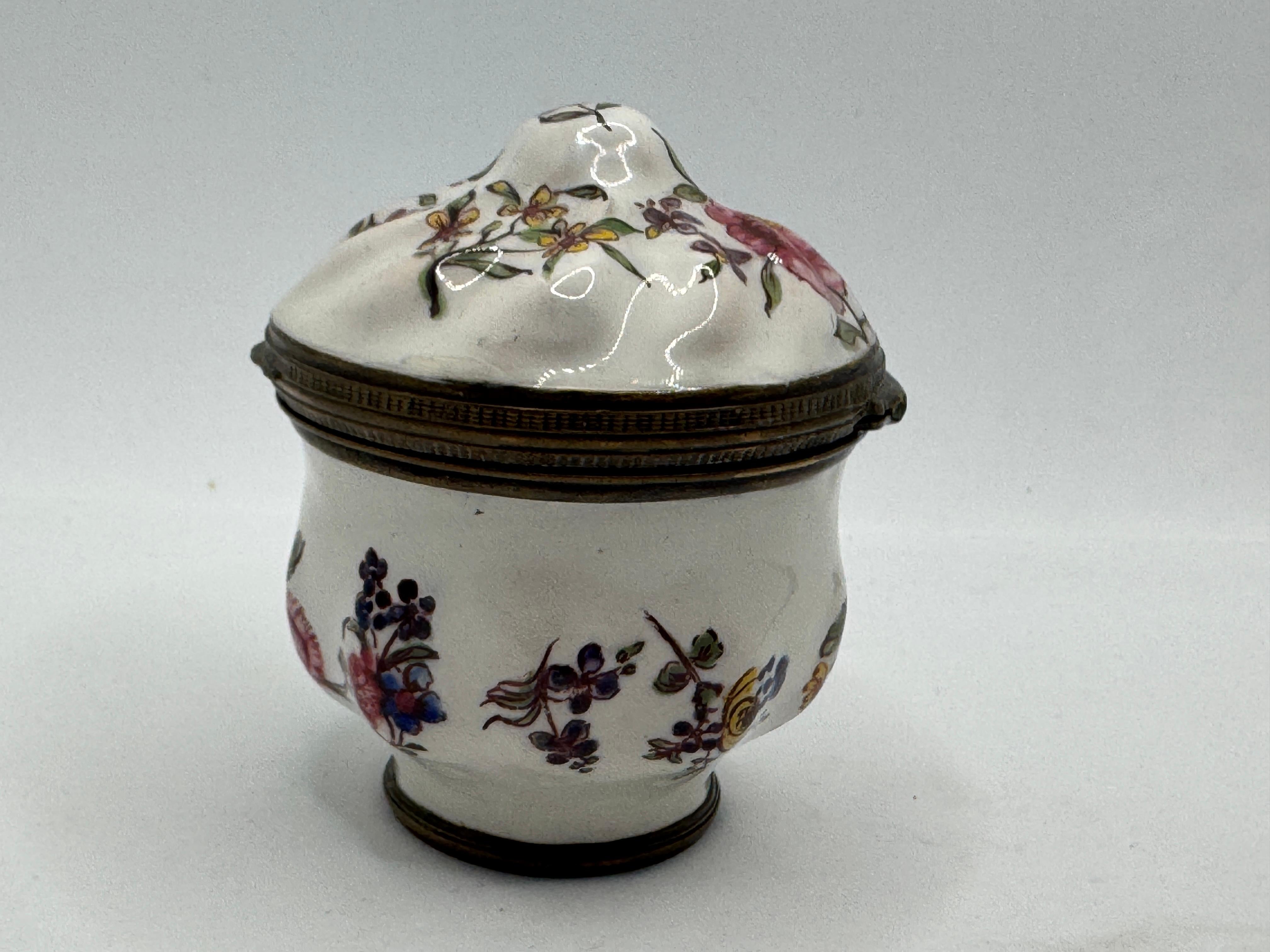 Rococo 18th Century Bilston Enamel Patch Box / Bonbonniere Circa 1780 For Sale
