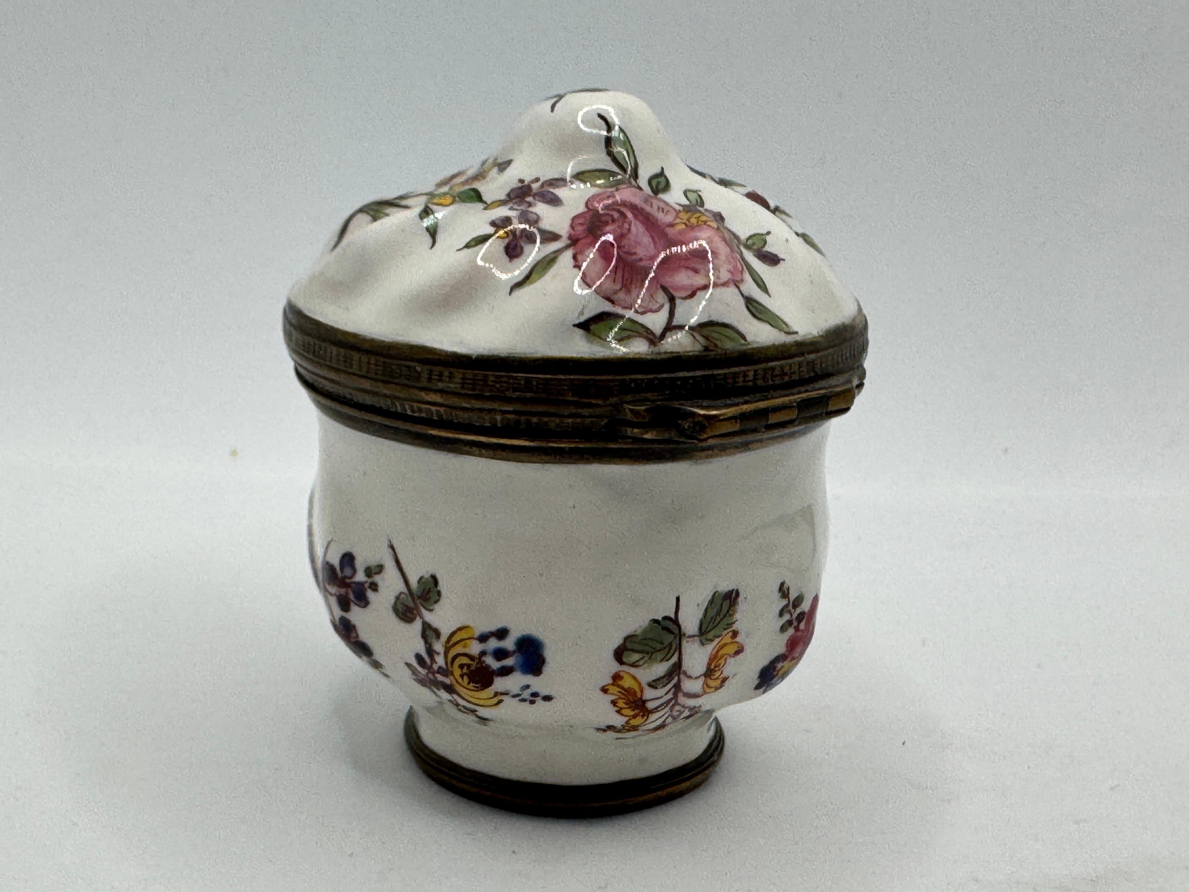 English 18th Century Bilston Enamel Patch Box / Bonbonniere Circa 1780 For Sale