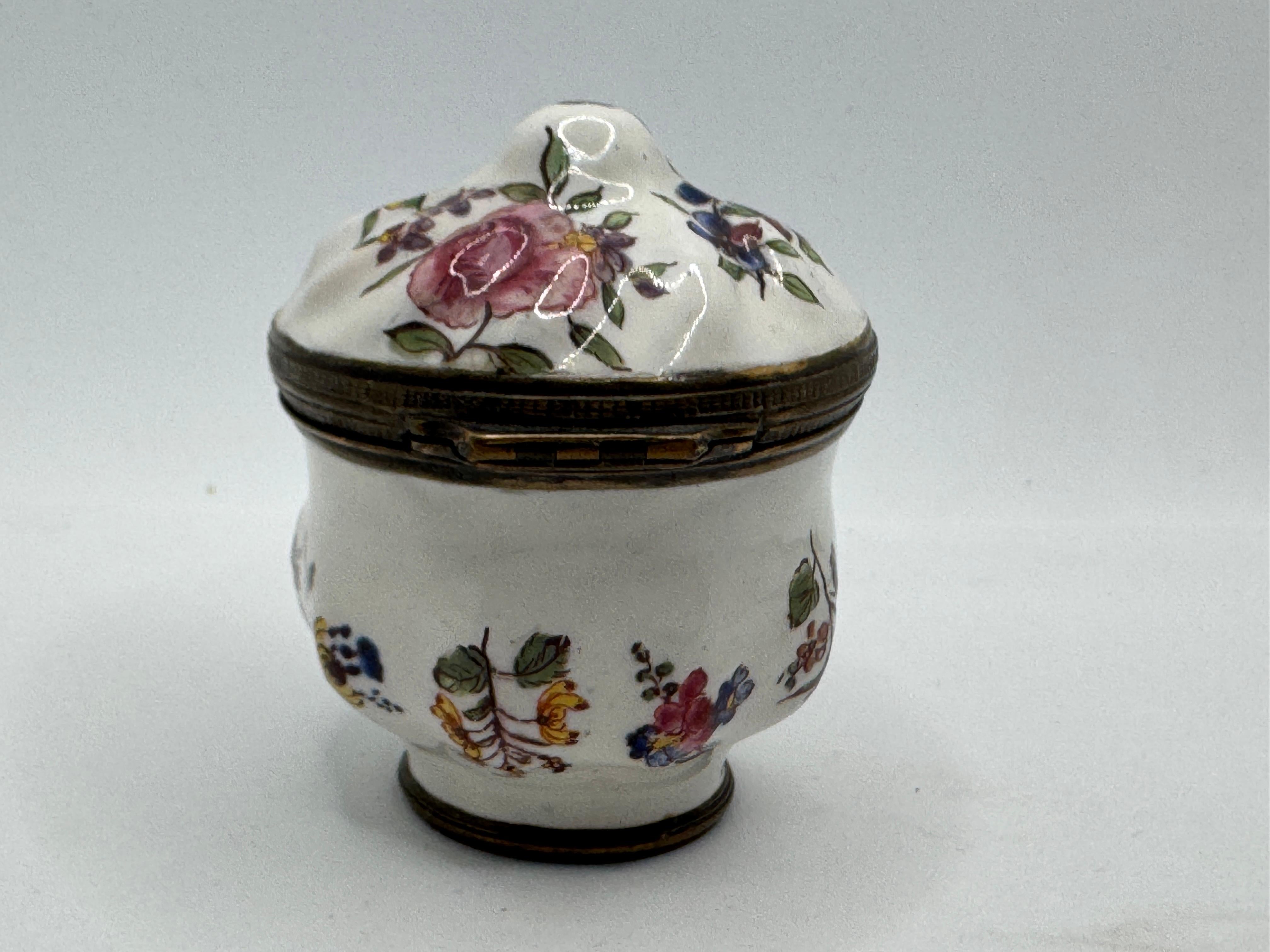 Enameled 18th Century Bilston Enamel Patch Box / Bonbonniere Circa 1780 For Sale