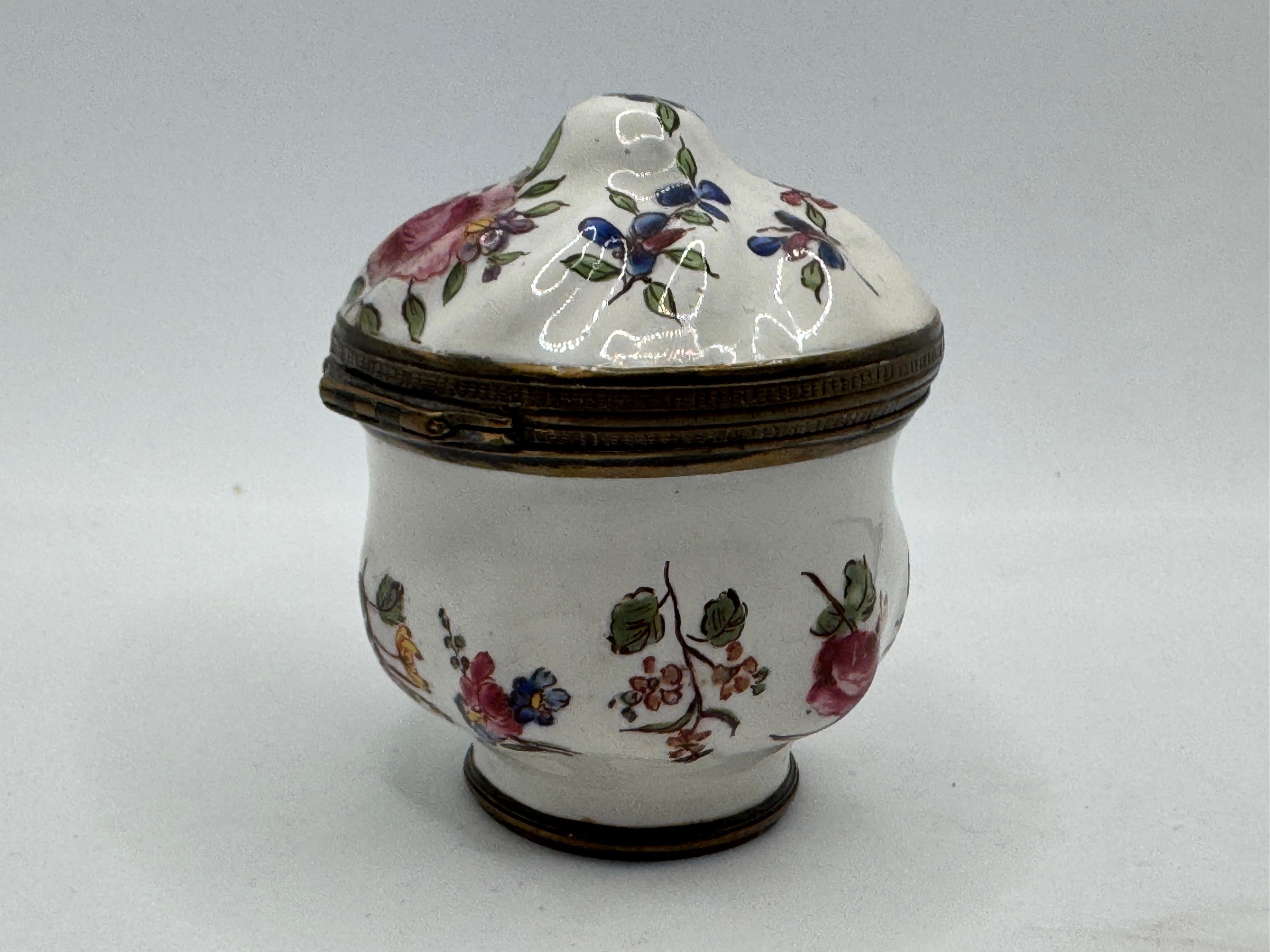 18th Century Bilston Enamel Patch Box / Bonbonniere Circa 1780 In Good Condition For Sale In Basildon, GB