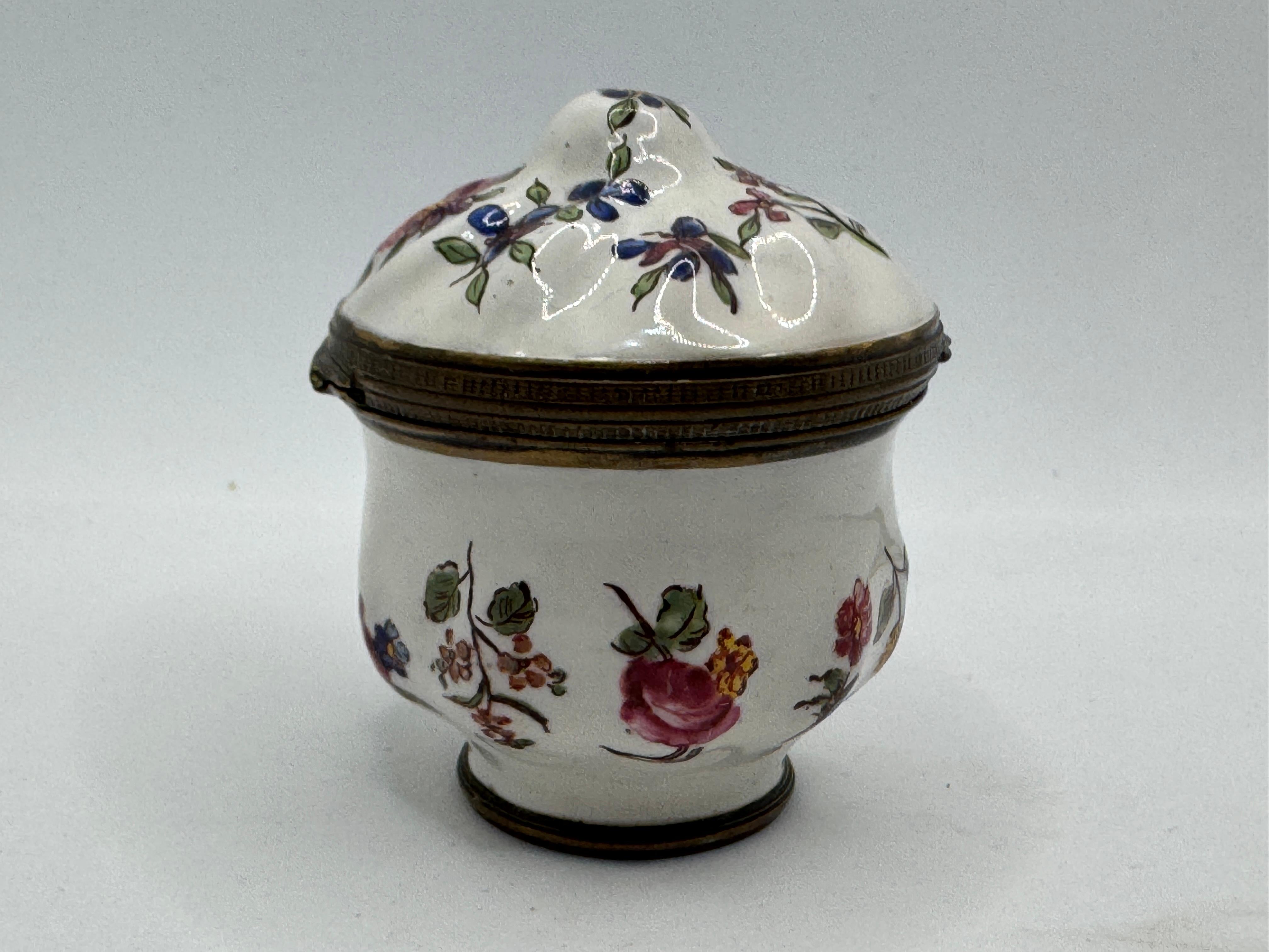 18th Century and Earlier 18th Century Bilston Enamel Patch Box / Bonbonniere Circa 1780 For Sale