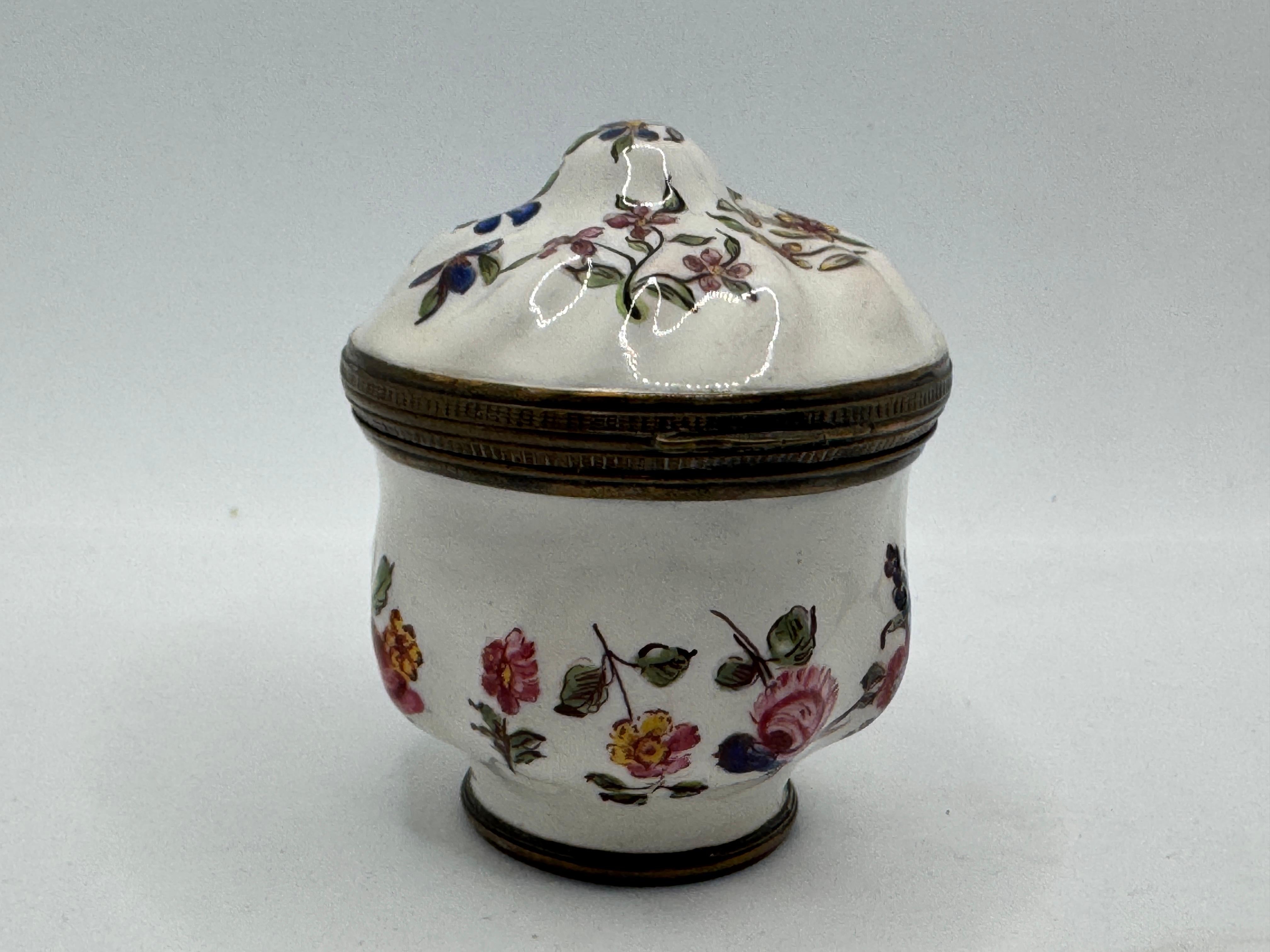 18th Century Bilston Enamel Patch Box / Bonbonniere Circa 1780 For Sale 1