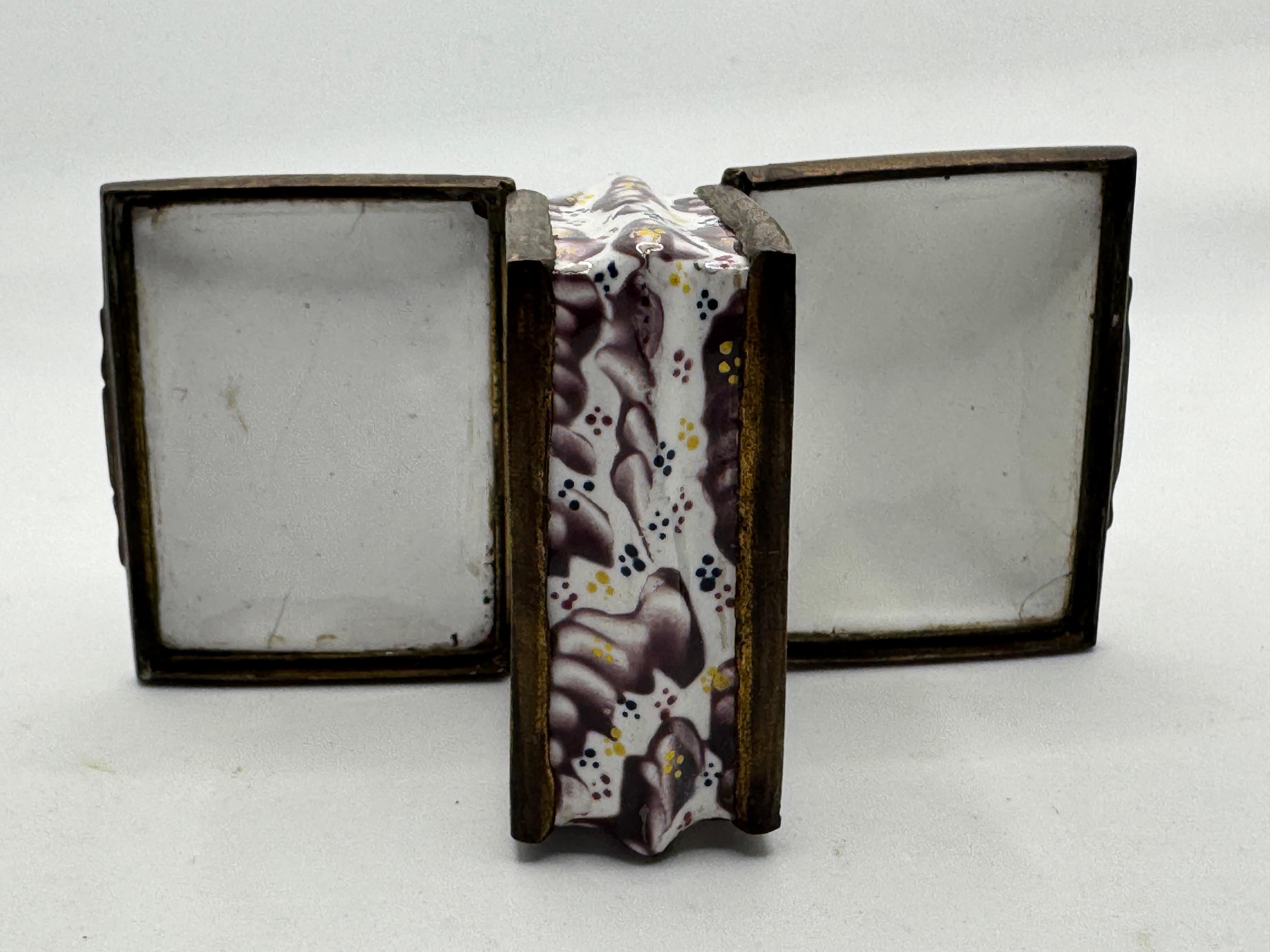 18th Century Bilston Enamel Patch / Snuff Box - Double Hinged For Sale 3