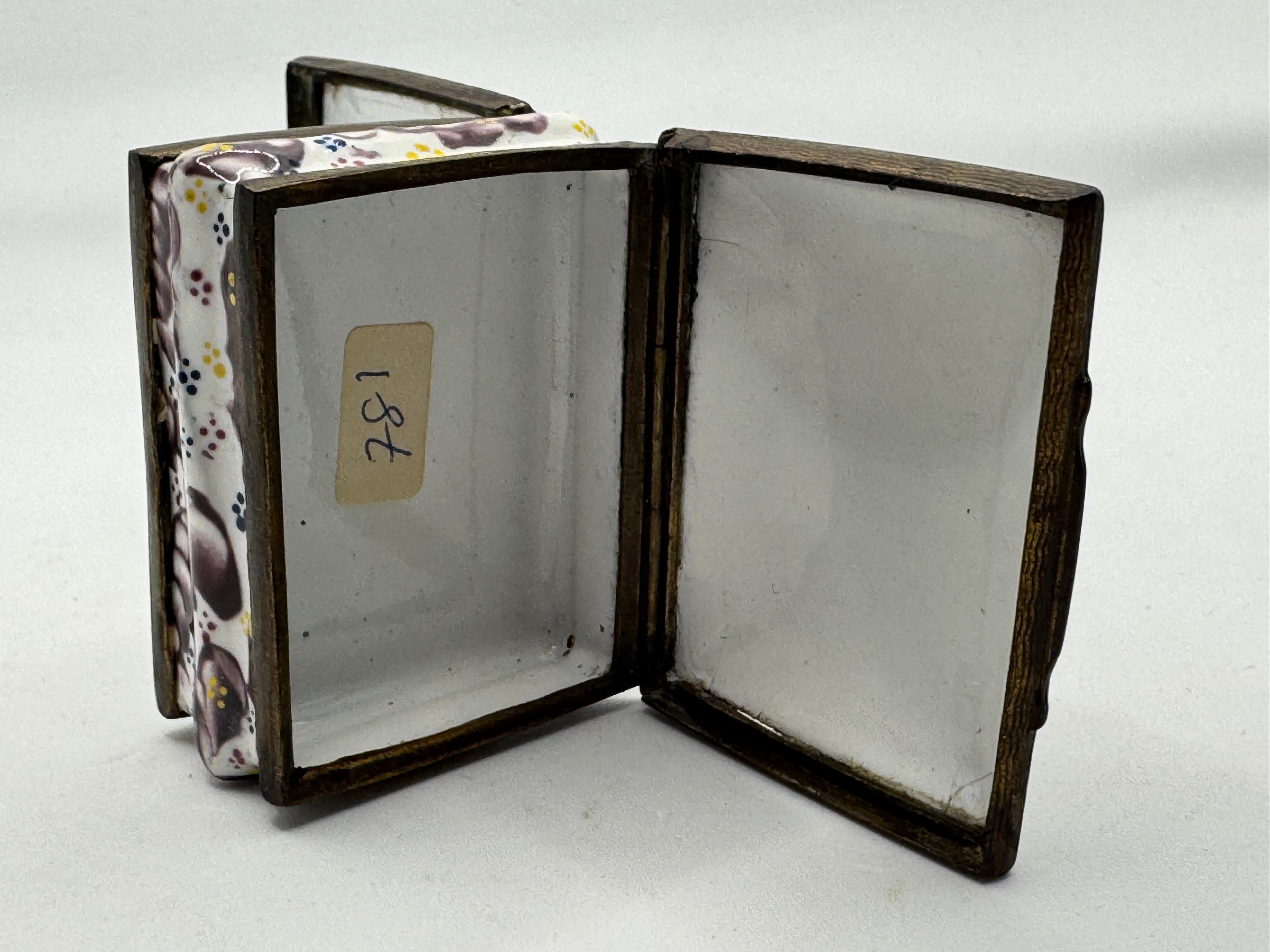 18th Century Bilston Enamel Patch / Snuff Box - Double Hinged For Sale 4