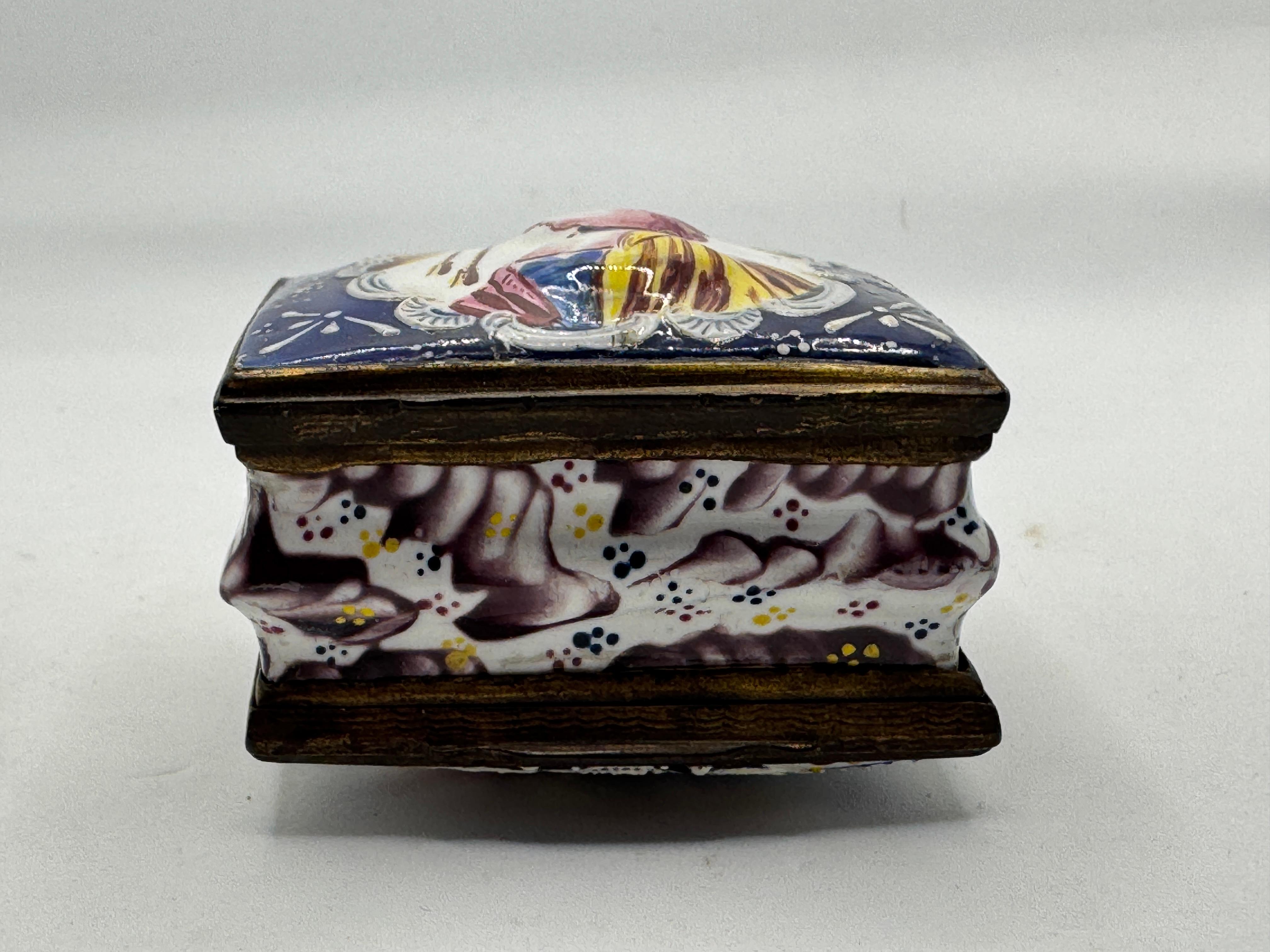 18th Century Bilston Enamel Patch / Snuff Box - Double Hinged For Sale 6