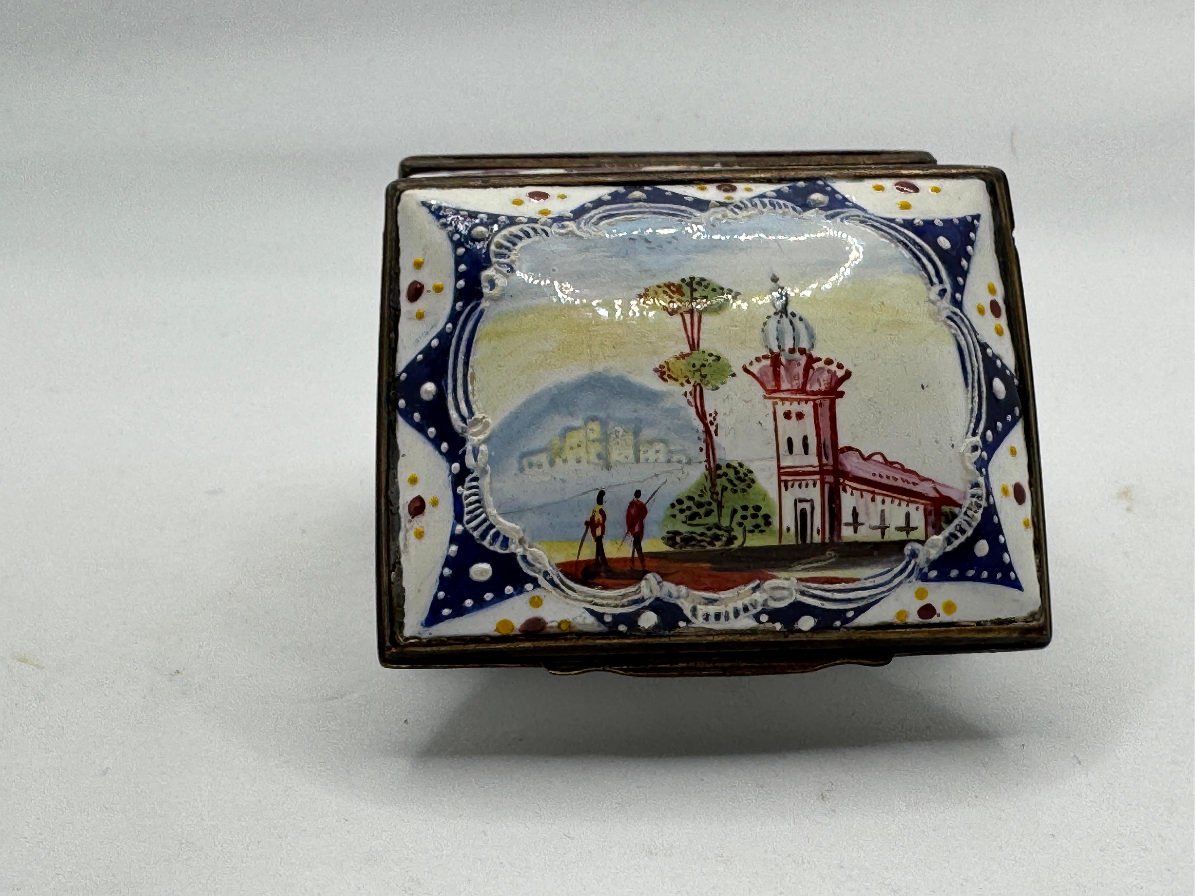 18th Century Bilston Enamel Patch / Snuff Box - Double Hinged In Good Condition For Sale In Basildon, GB
