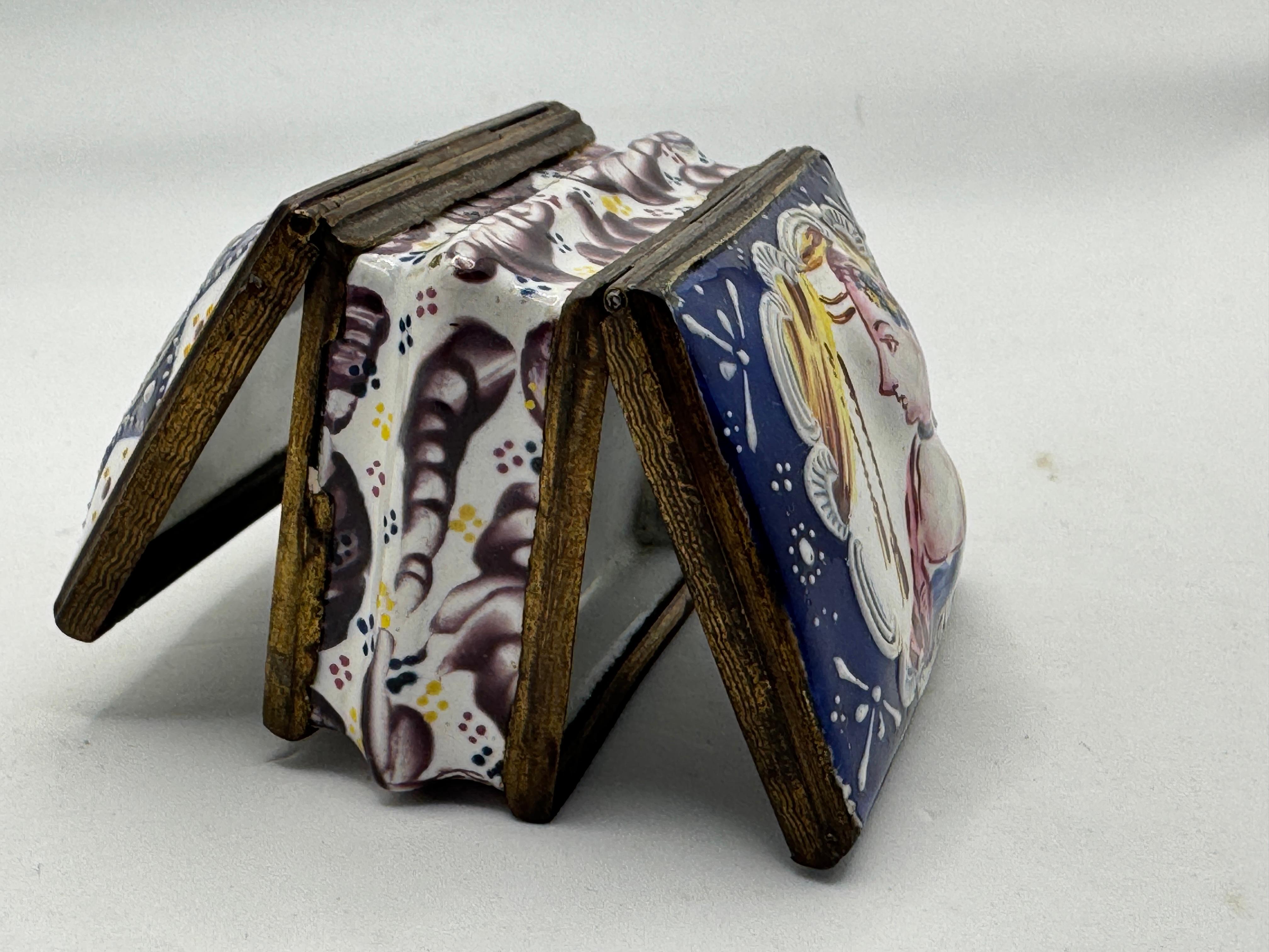 18th Century Bilston Enamel Patch / Snuff Box - Double Hinged For Sale 1
