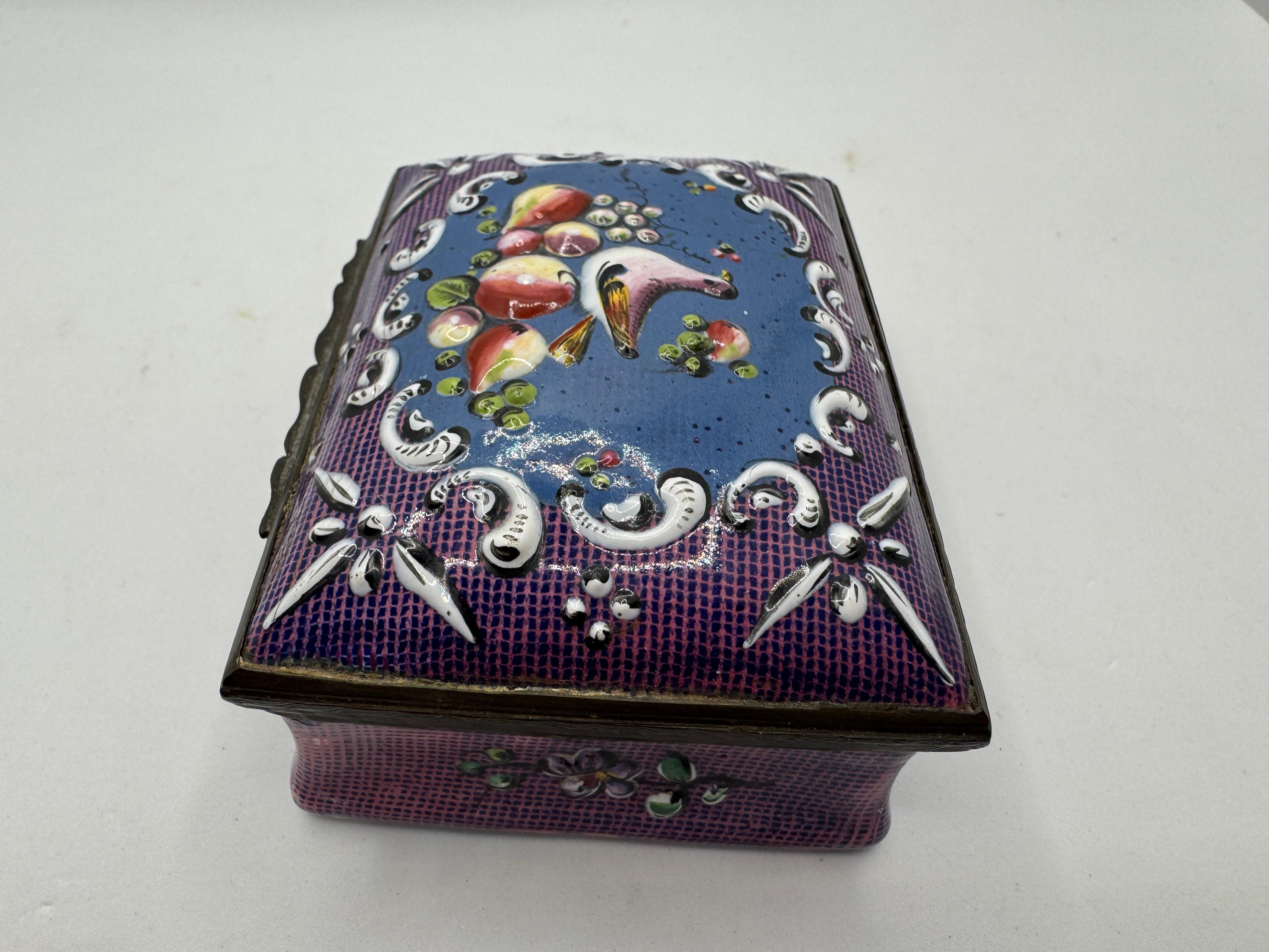 18. Jahrhundert Bilston Emaille Rechteckige Aufnäher / Schnupftabakdose CIRCA 1775, seltene violette Grundfarbe, florale Motive an den Rändern und eine zentrale Szene eines Vogels umgeben von Früchten, weißes Interieur und Sockel.

37 mm hoch x 80