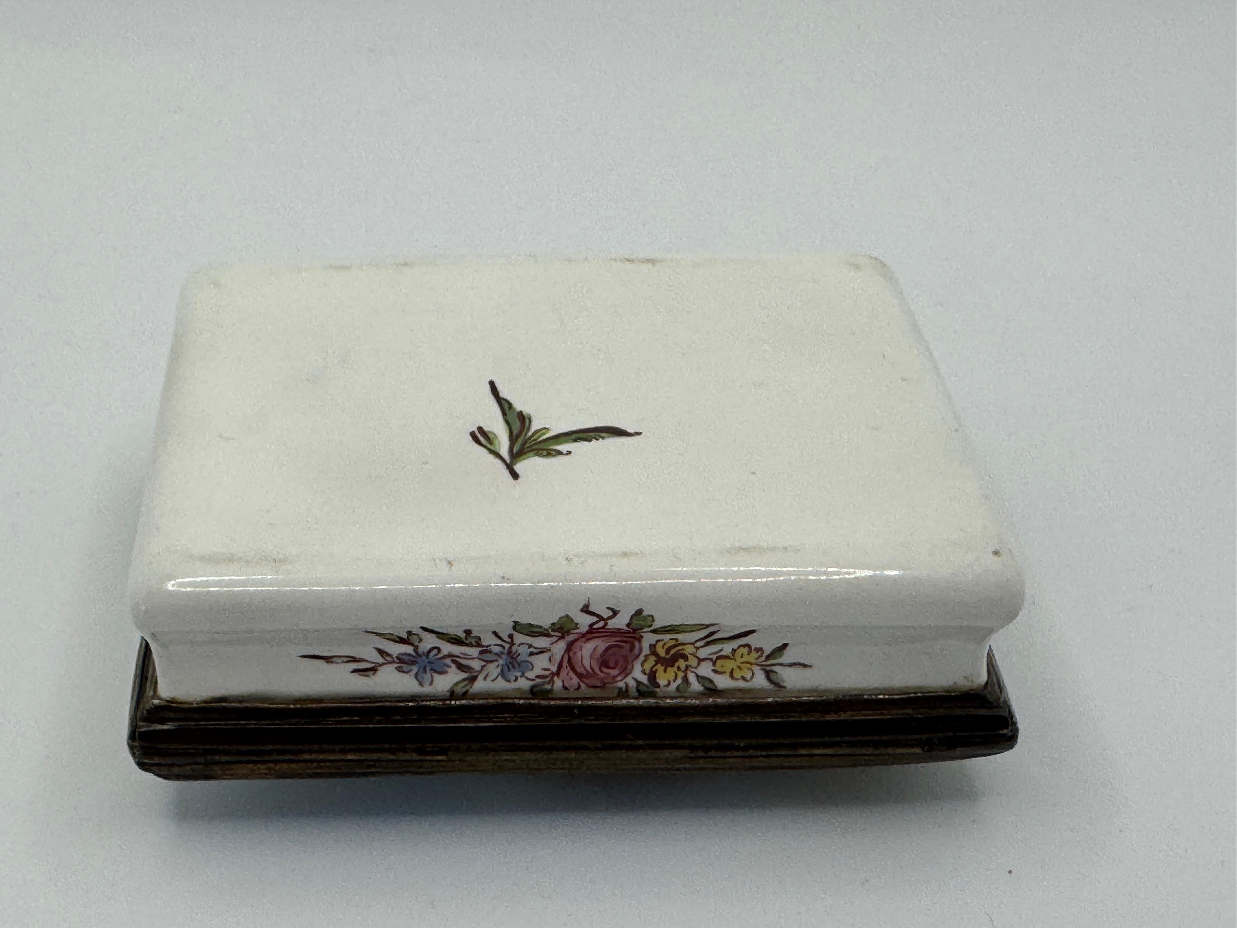 18th Century Bilston Enamel Rectangular Patch / Snuff Box Circa 1780 For Sale 3