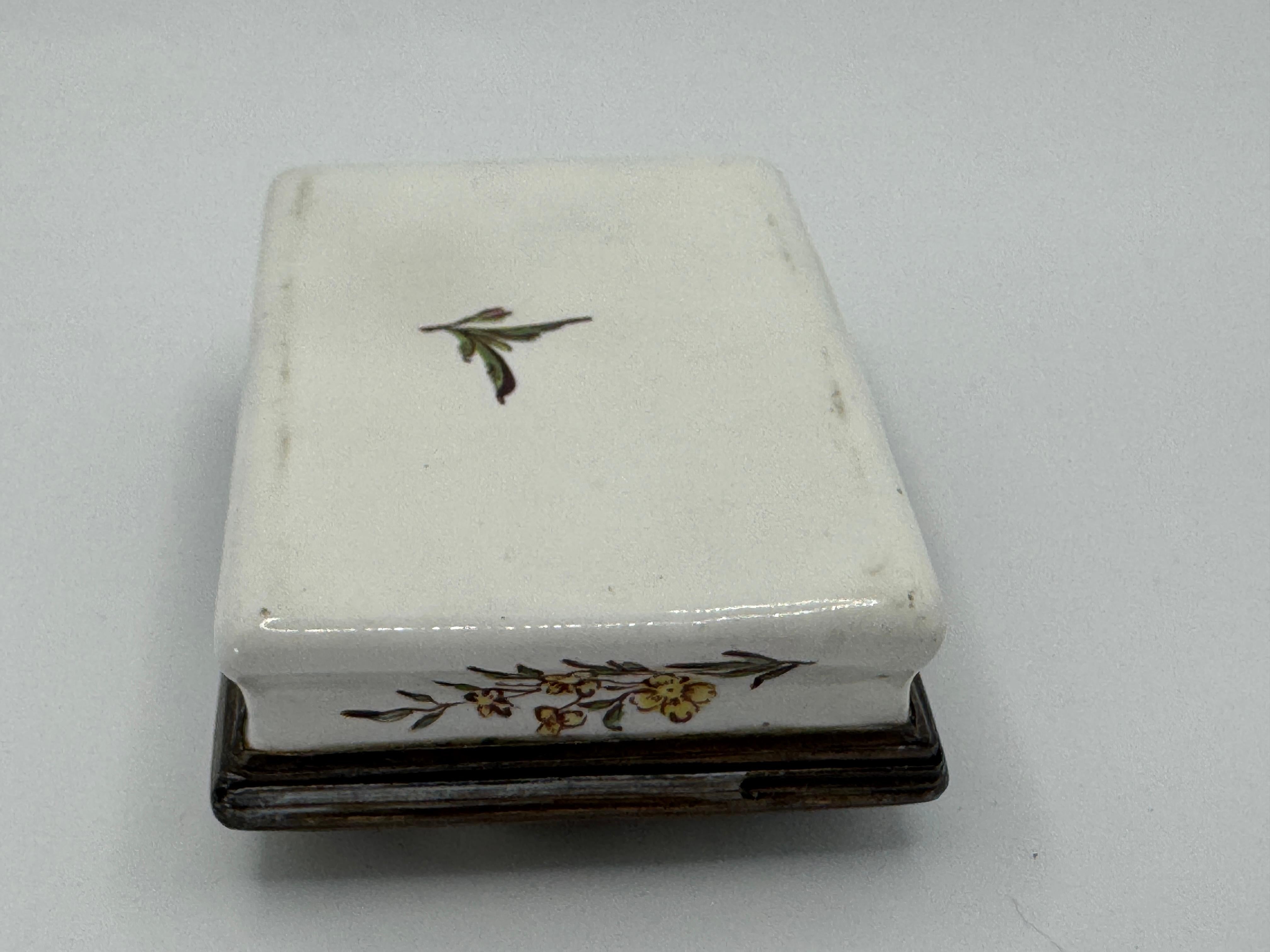 18th Century Bilston Enamel Rectangular Patch / Snuff Box Circa 1780 For Sale 4