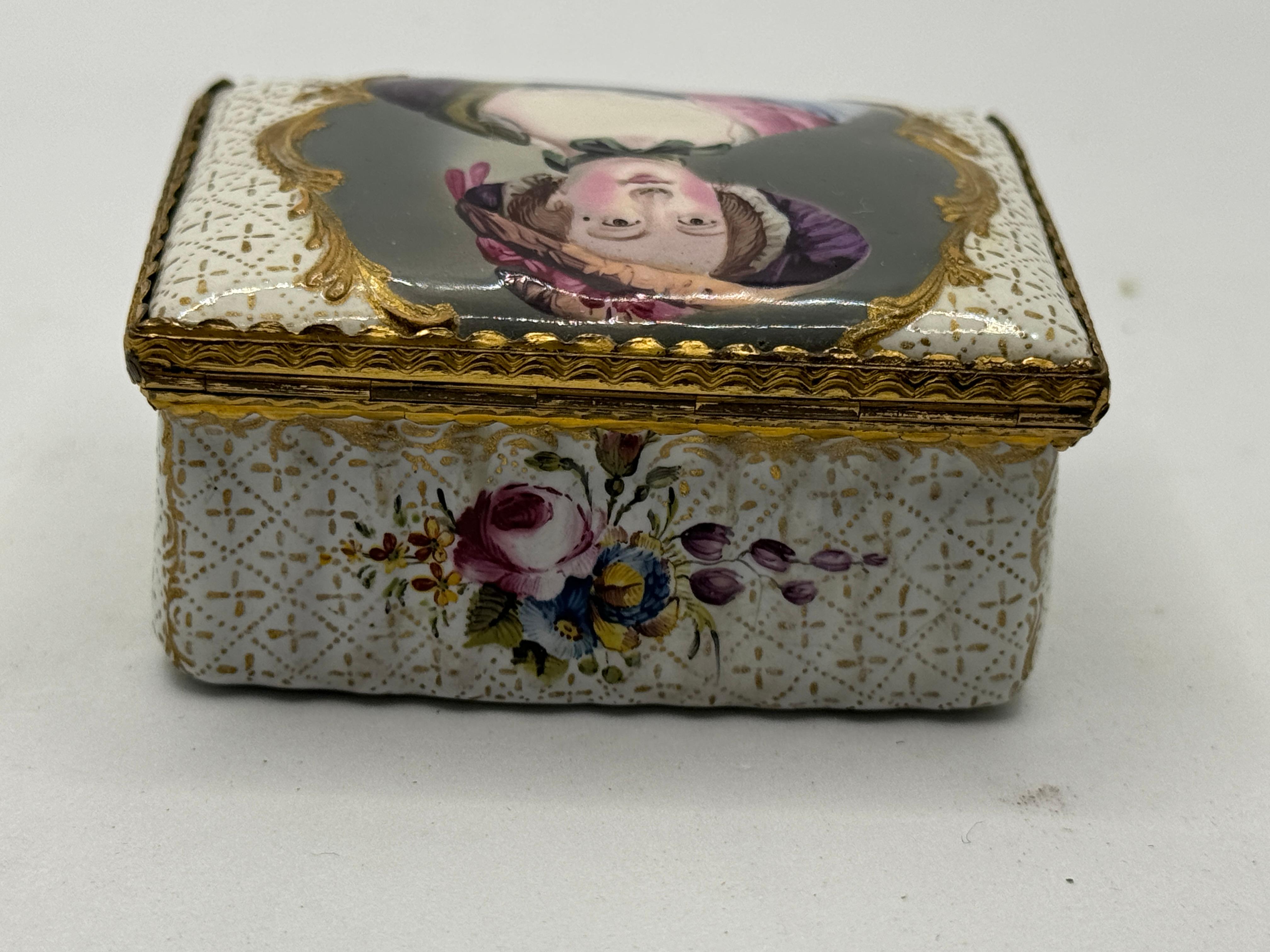 Enameled 18th Century Bilston Enamel Rectangular Patch / Snuff Box Circa 1780 For Sale