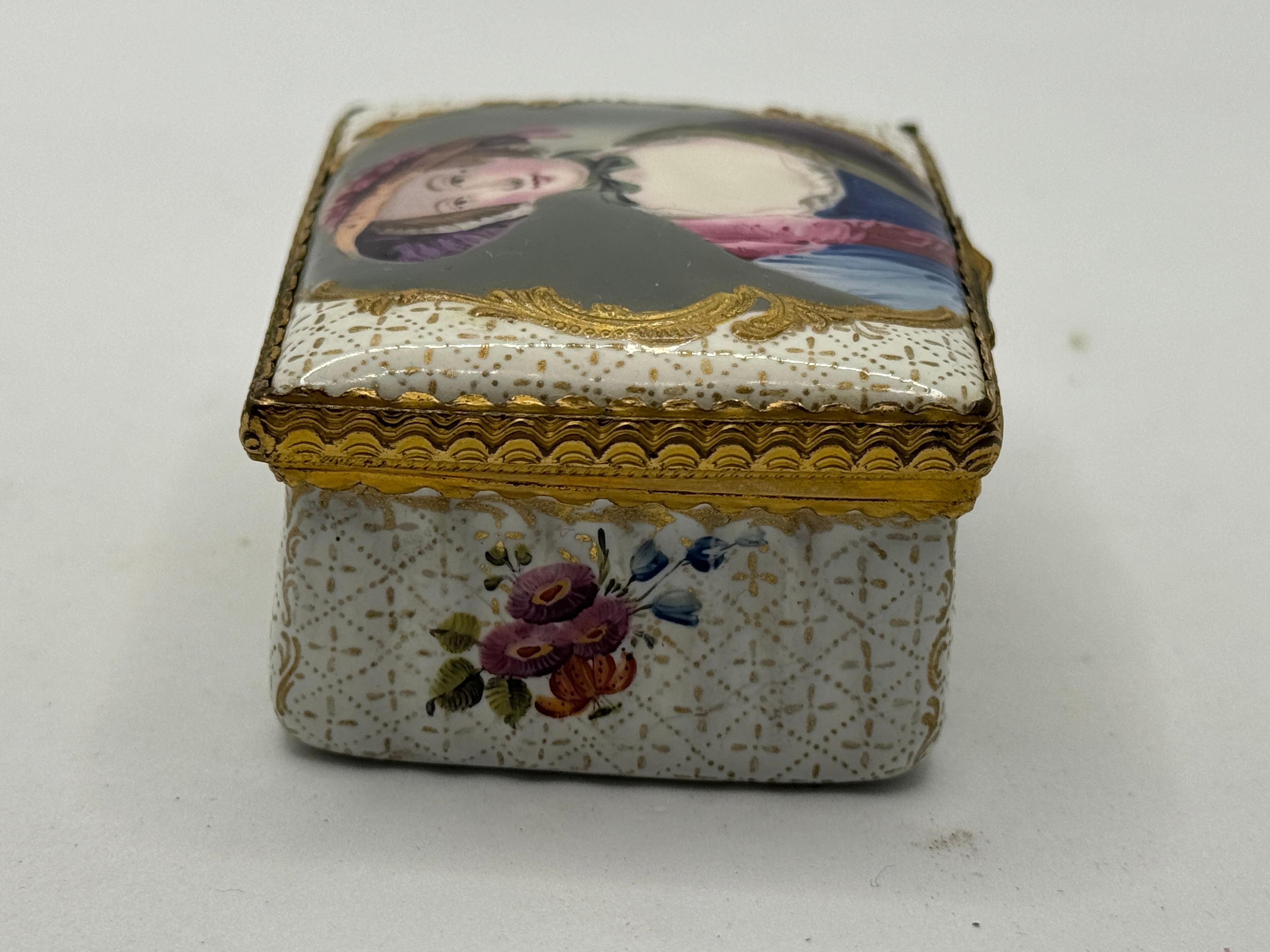 18th Century Bilston Enamel Rectangular Patch / Snuff Box Circa 1780 In Good Condition For Sale In Basildon, GB
