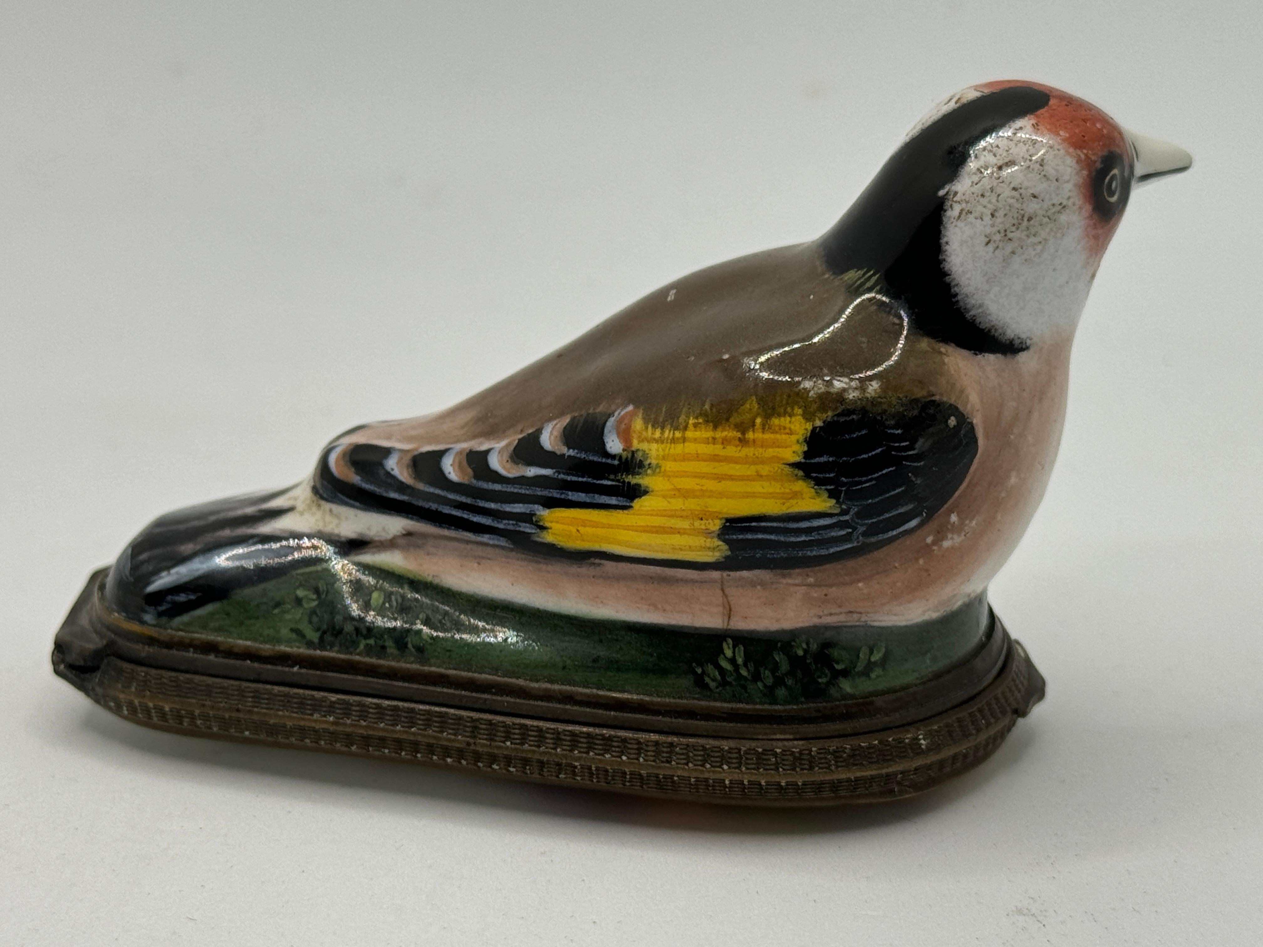18th Century Bilston English Enamel Bird Bonbonniere / Patch Box In Good Condition In Basildon, GB