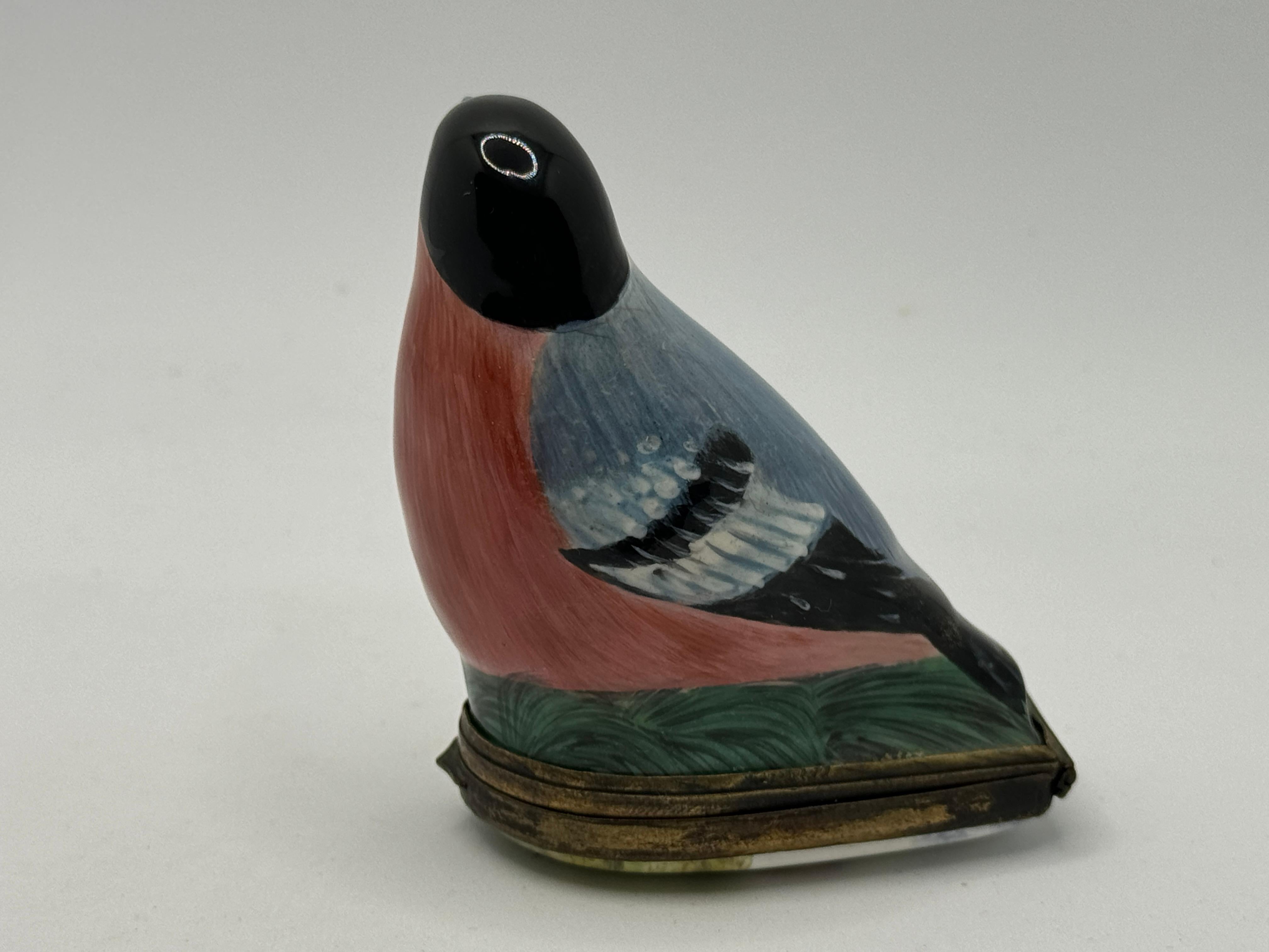 18th Century Bilston English Enamel Bird Bonbonniere / Patch Box In Good Condition In Basildon, GB
