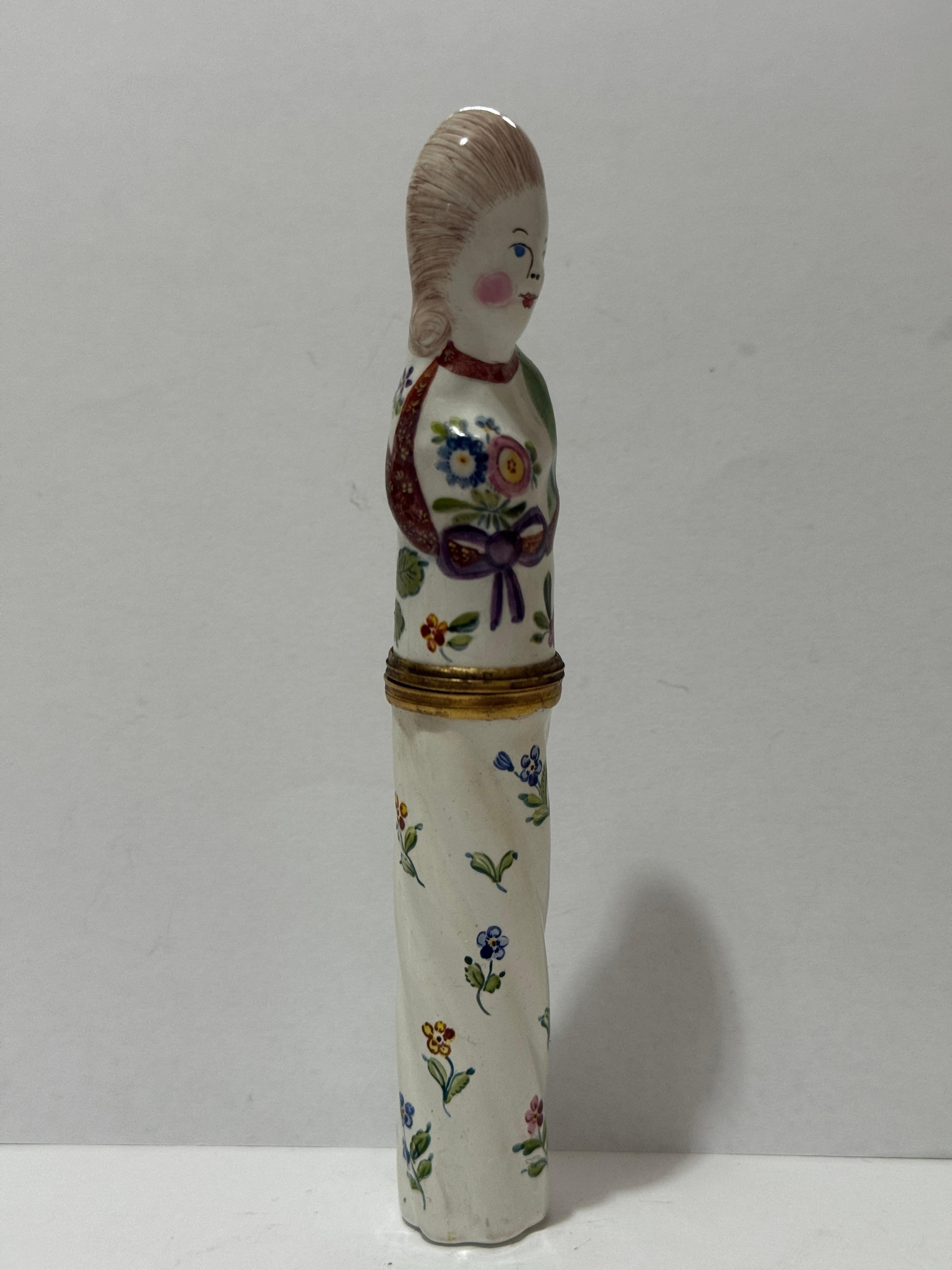 Étui à bodkin figuratif de Bilston du XVIIIe siècle, avec un tube cannelé en spirale, des fleurs peintes sous une tête de femme, transformé par la suite en flacon à parfum.  